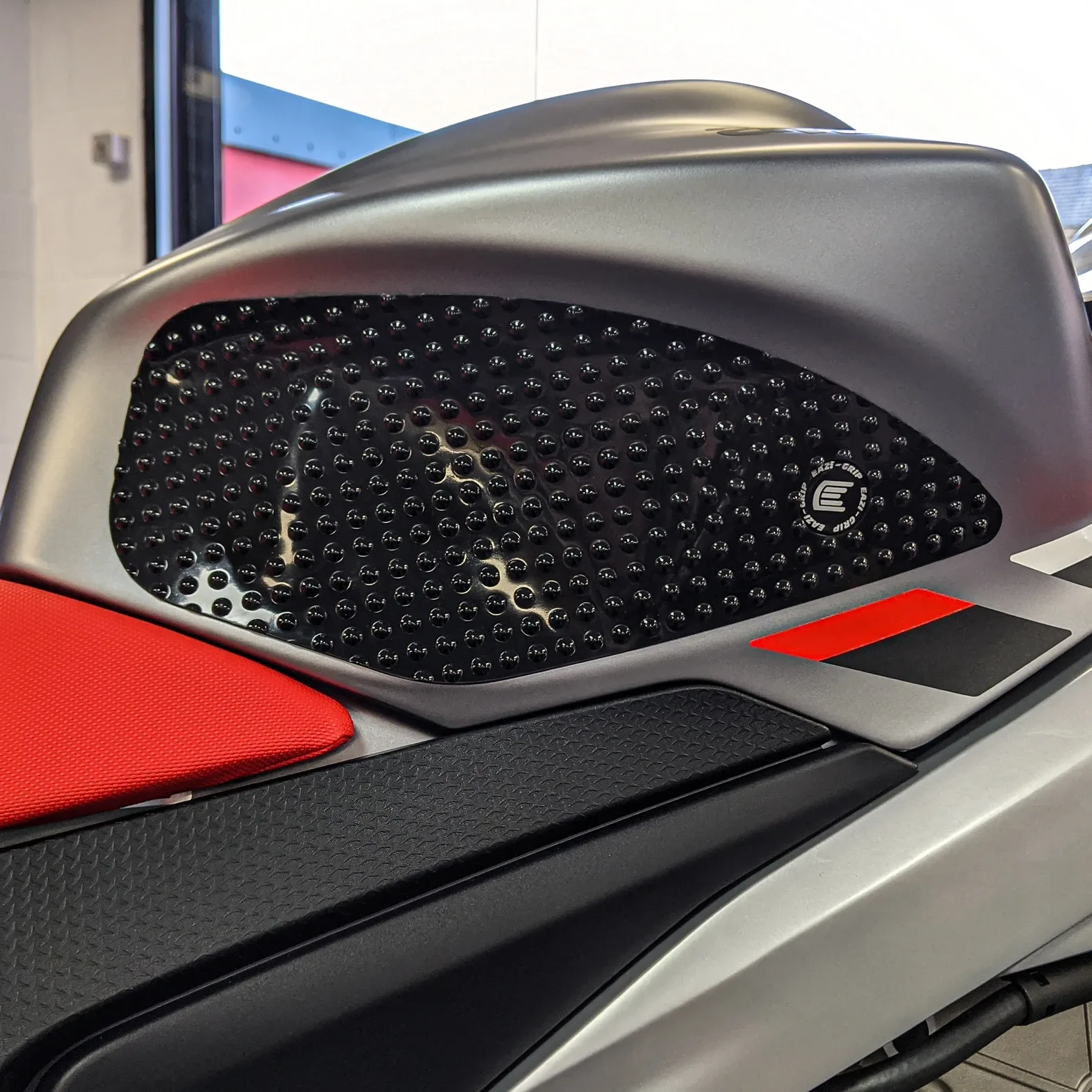 Eazi-Grip Грипове за резервоар EVO за Aprilia RS 660 (2021+), Tuono 660 (2021–2024)
