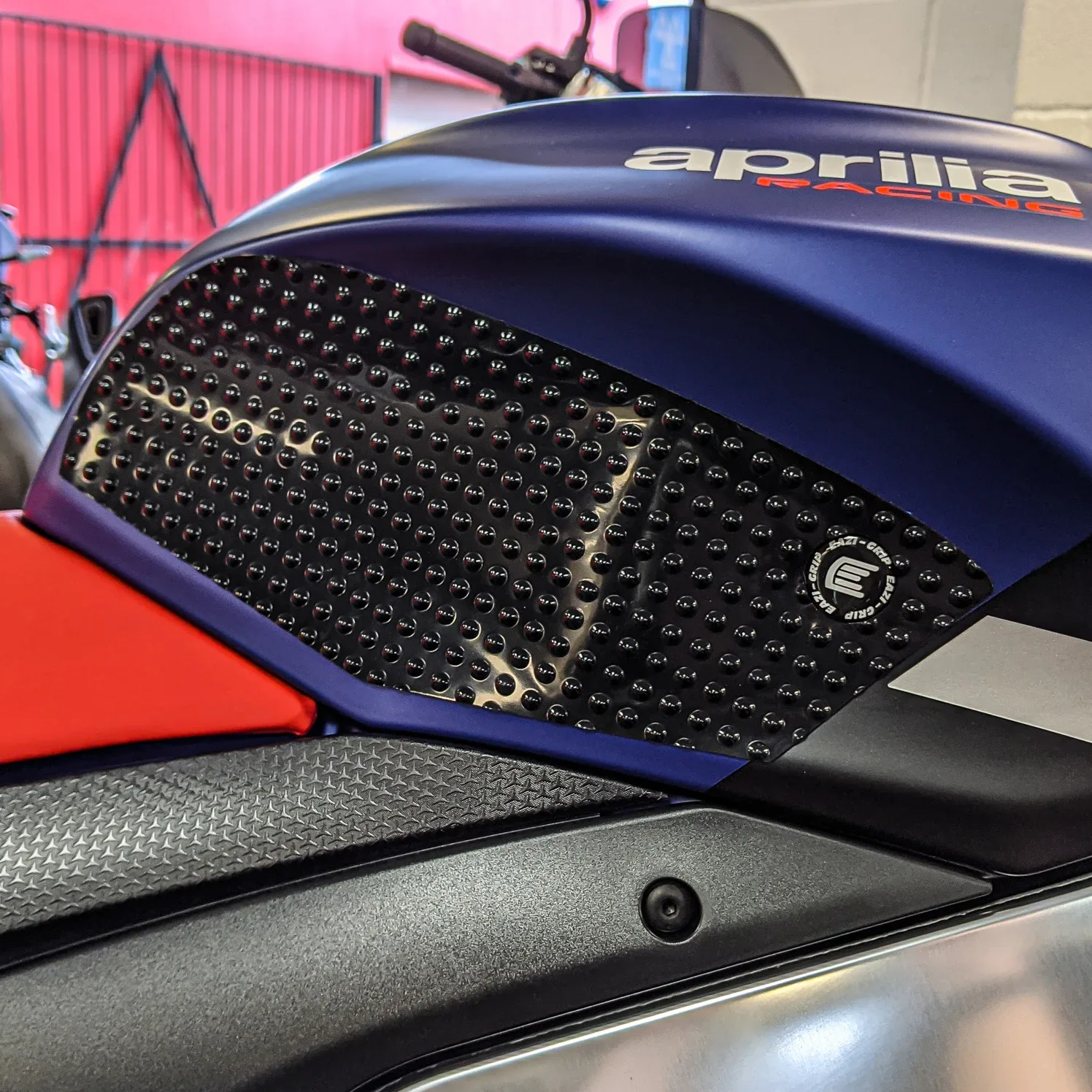 Eazi-Grip Грипове за резервоар EVO за Aprilia Tuono V4 1100 RR (2021+), RSV4 1100 (2021–2025), RSV4 1100 Factory (2021–2025)