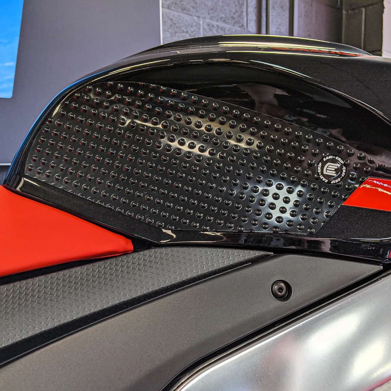 Eazi-Grip Грипове за резервоар EVO за Aprilia Tuono V4 1100 RR (2021+), RSV4 1100 (2021–2025), RSV4 1100 Factory (2021–2025)