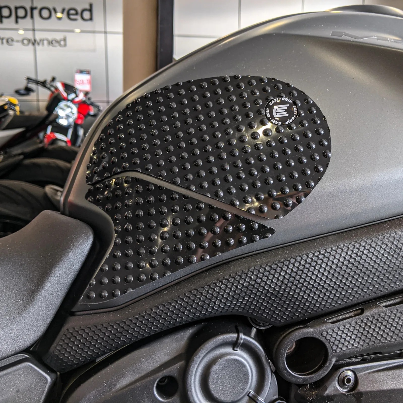 Eazi-Grip Грипове за резервоар EVO за Ducati Monster 937 (2021–2025)