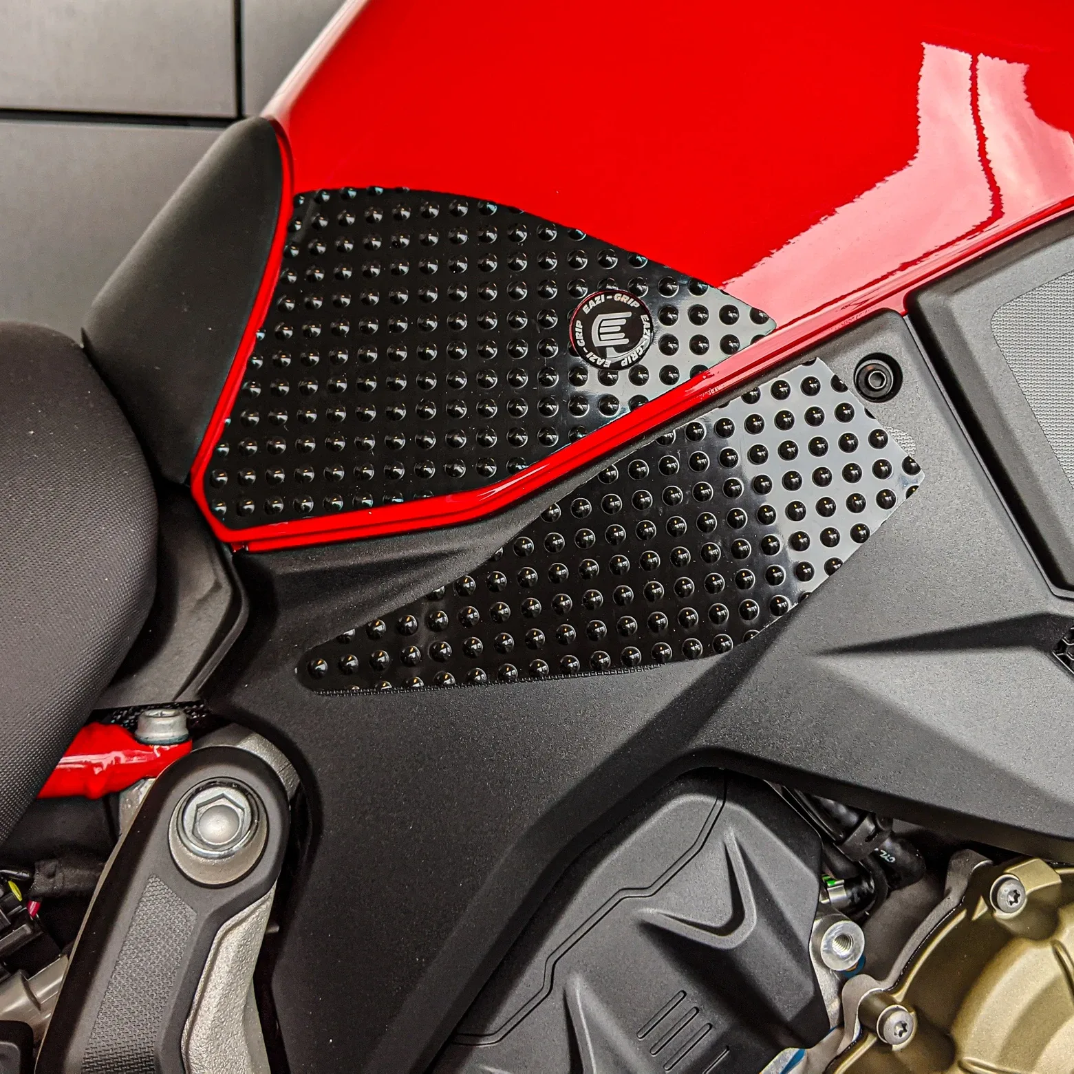 Eazi-Grip Грипове за резервоар EVO за Ducati Multistrada V4 (2021+), Multistrada V4 S (2024+), Multistrada V4 RS (2024+)