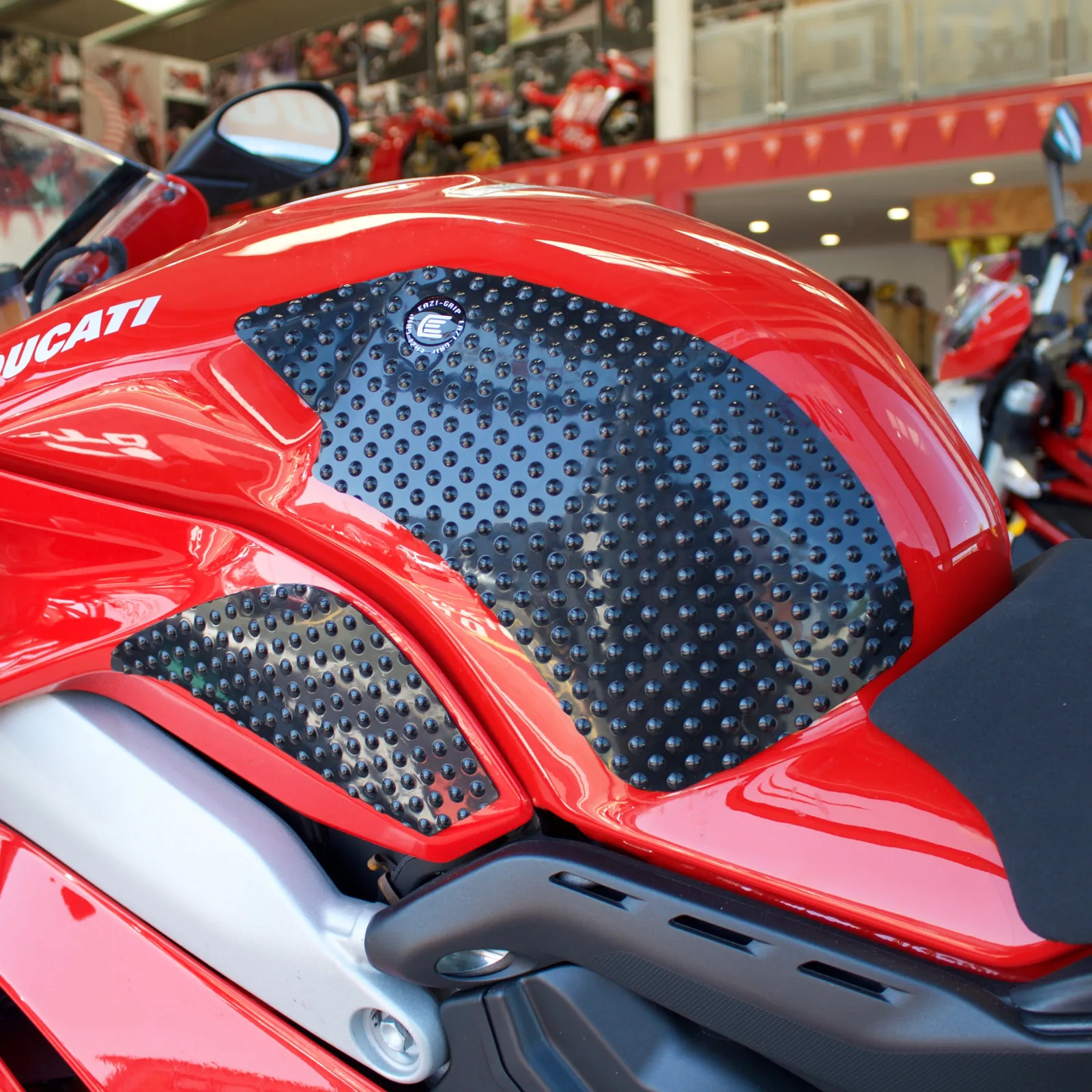 Eazi-Grip Грипове за резервоар EVO за Ducati Panigale V4 (2018–2021), Panigale V4 S (2018–2021), Panigale V4 R (2019–2020) и др.