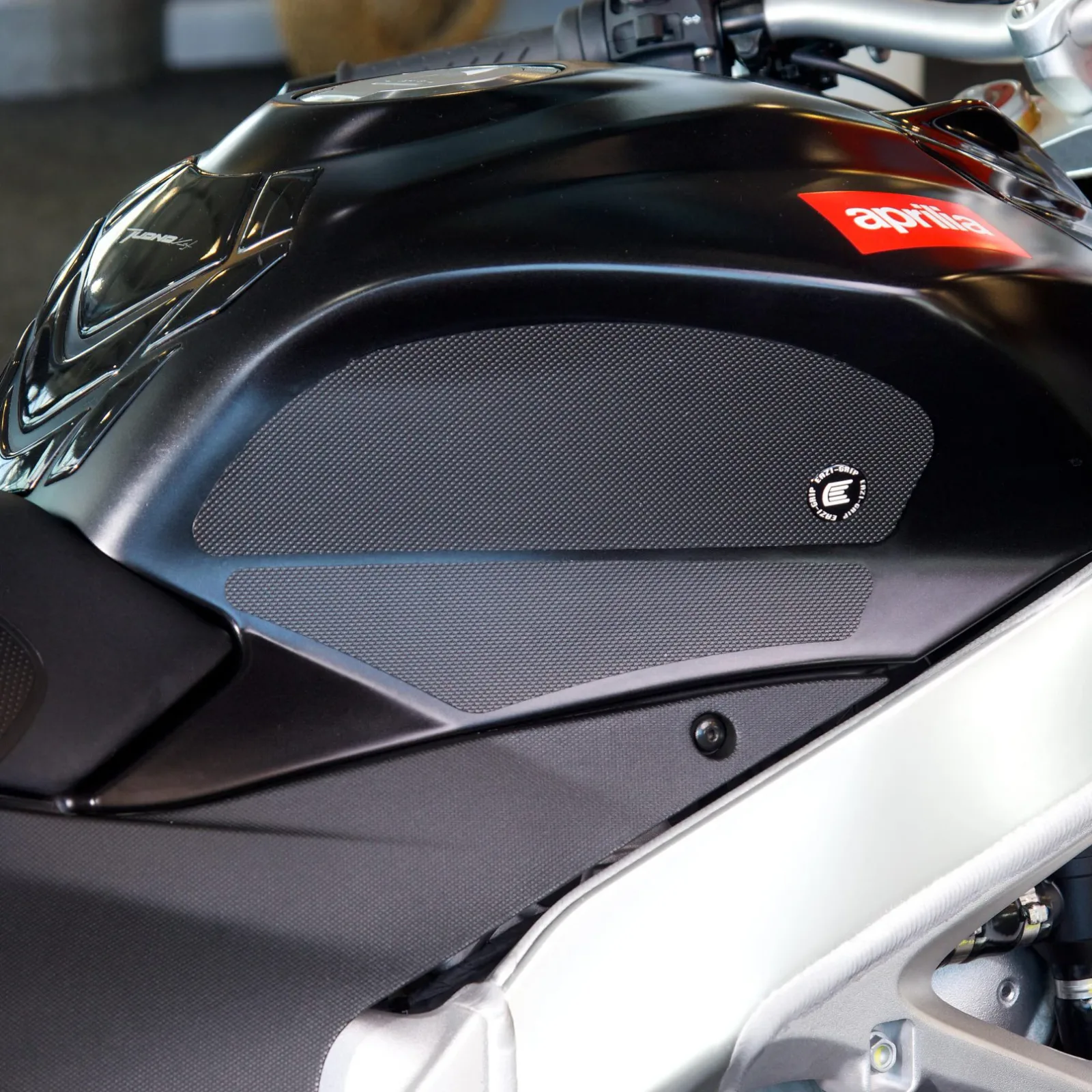 Eazi-Grip Грипове за резервоар PRO за Aprilia RSV4 R (2009–2014), RSV4 Factory (2009+), RSV4 RR (2015–2019) и др.
