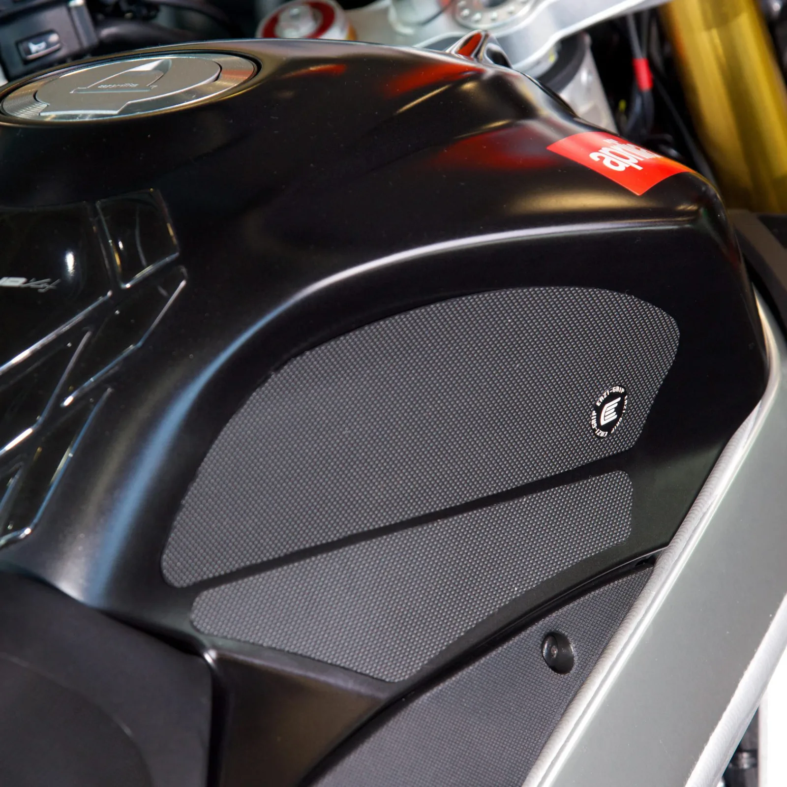 Eazi-Grip Грипове за резервоар PRO за Aprilia Tuono V4 R (2011–2014), Tuono V4 1100 RR (2015–2020), Tuono V4 1100 Factory (2015–2020)