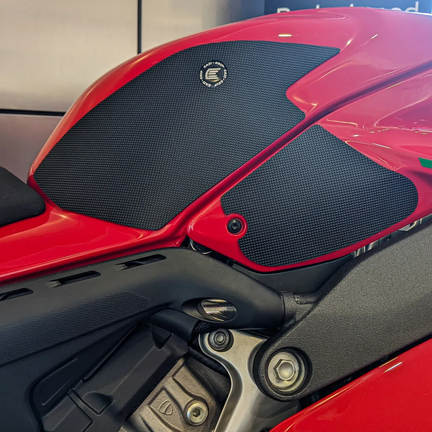 Eazi-Grip Грипове за резервоар PRO за Ducati Panigale V4 (2022–2024), Panigale V4 S (2022–2024), Panigale V4 SP (2022+)