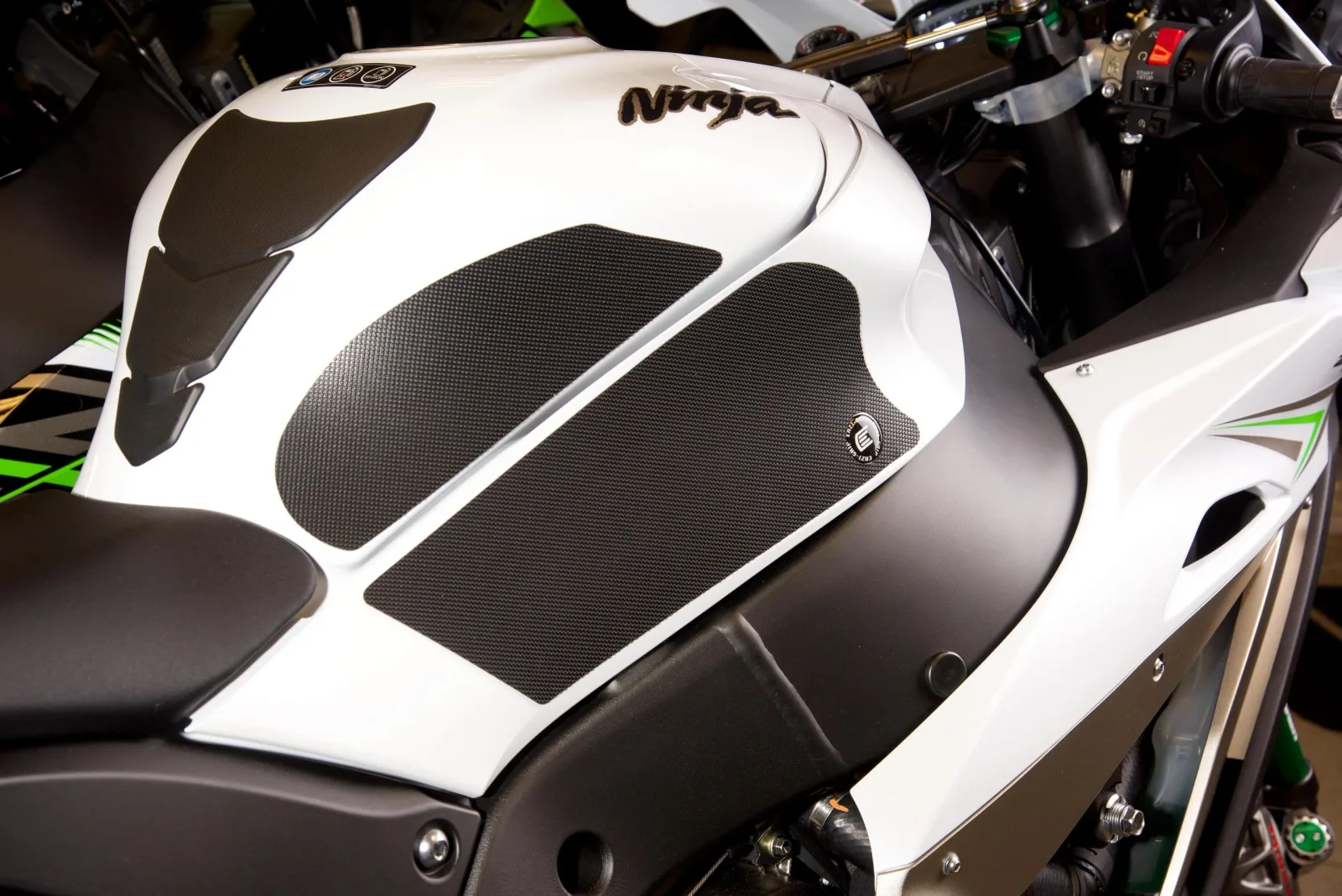 Eazi-Grip Грипове за резервоар PRO за Kawasaki ZX-10R (2016+), ZX-10RR (2021–2025)
