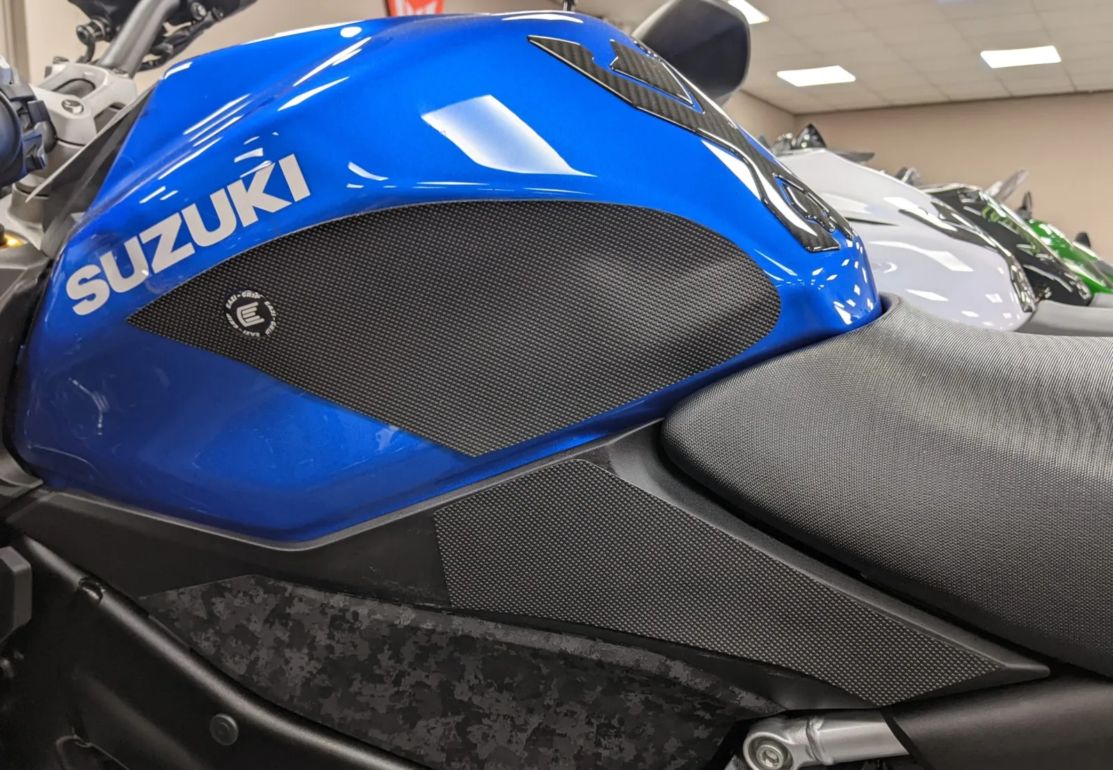 Eazi-Grip Грипове за резервоар PRO за Suzuki GSX-S 1000 (2021+), GSX-S 950 (2021+)