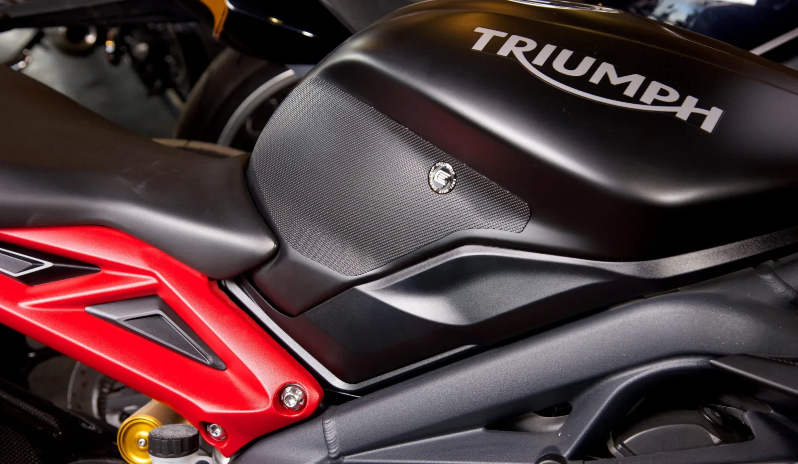 Eazi-Grip Грипове за резервоар PRO за Triumph Daytona 675 (2012–2016), Street Triple 675 (2013–2016) и др.