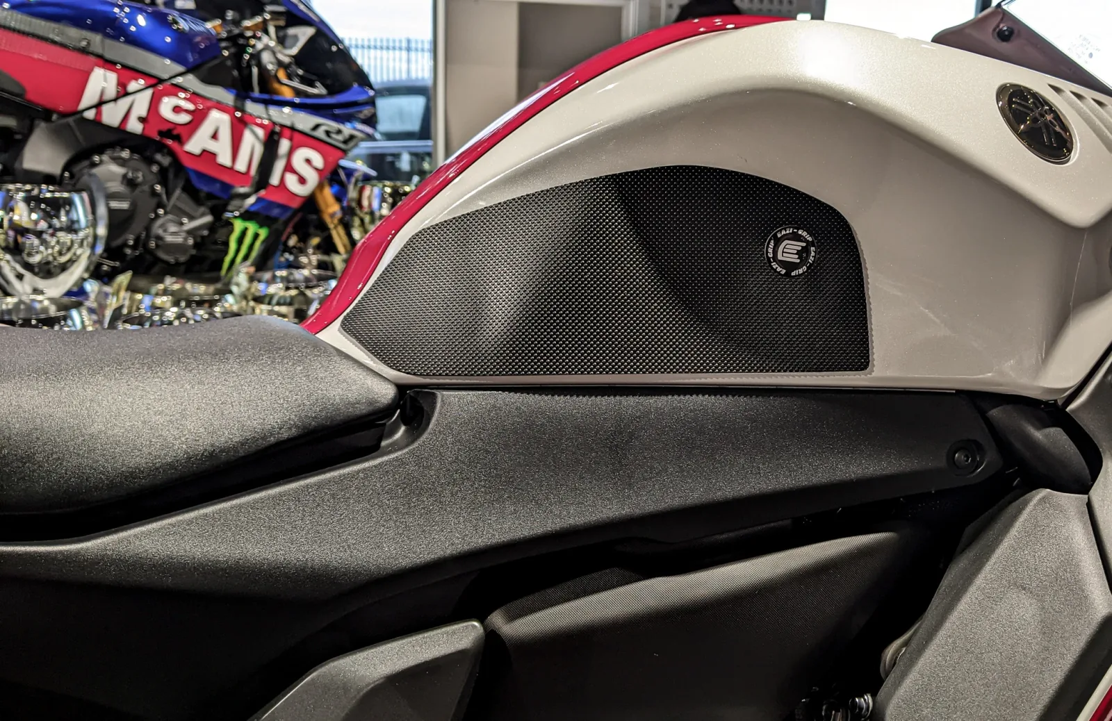 Eazi-Grip Грипове за резервоар PRO за Yamaha YZF-R7 (2022–2025)