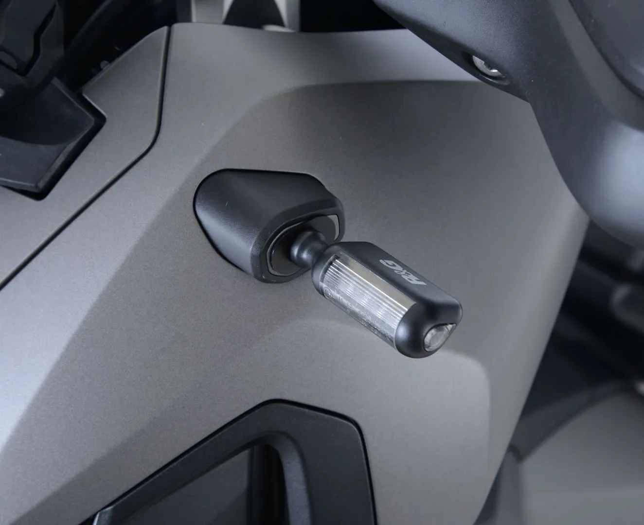 R&G Адаптери за предни мигачи за Honda X-ADV 750 (2017–2020), CB 500 Hornet (2024+)