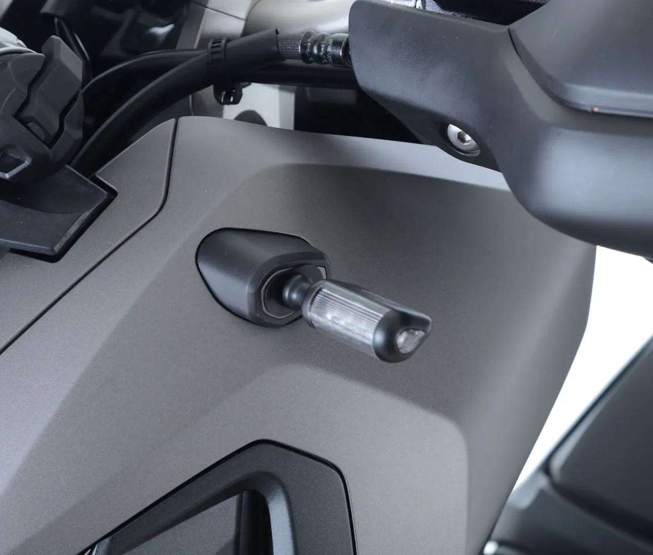 R&G Адаптери за предни мигачи за Honda X-ADV 750 (2017–2020), CB 500 Hornet (2024+)