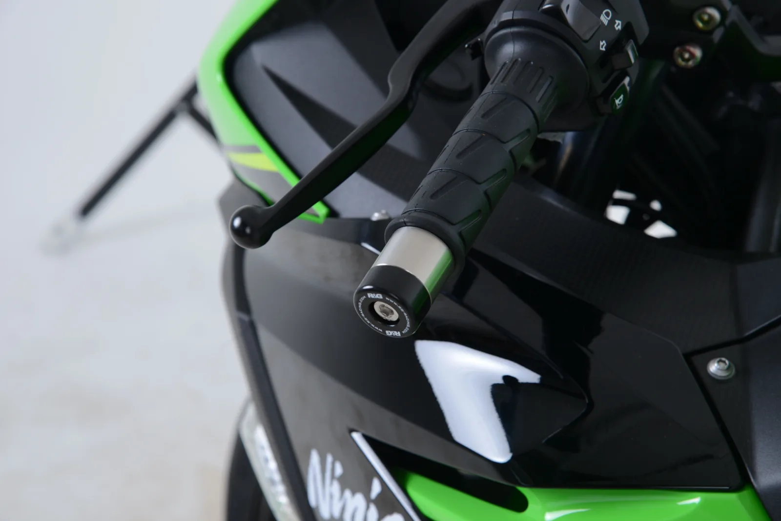 R&G Балансьори за Kawasaki ER-6N (2006–2015), ER-6F (2006–2015), Versys 650 (2006–2007, 2010–2024), ZX-12R и др.