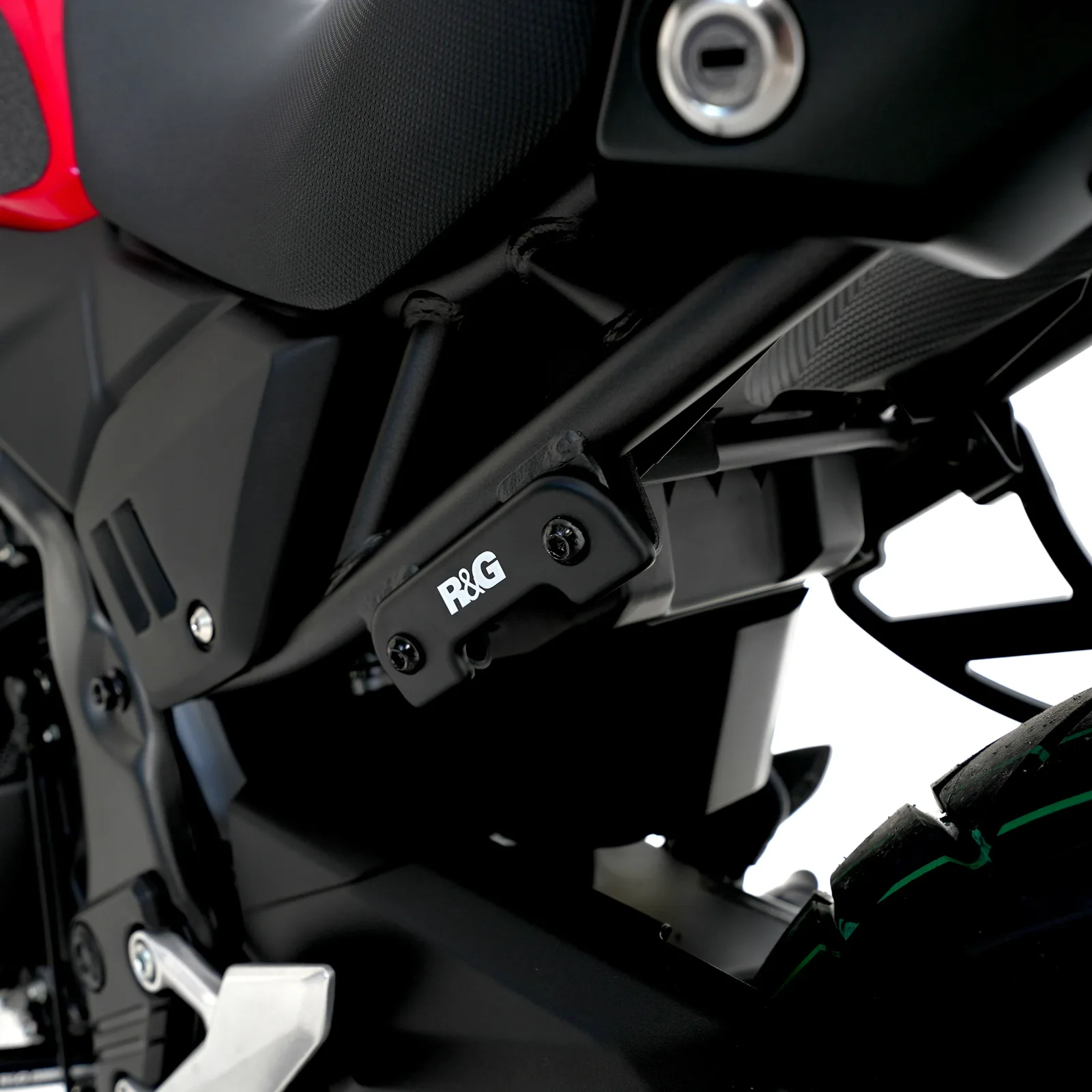 R&G Държач за ауспух (комплект) за Honda CB 500X (2019–2023), NX 500 (2024+)