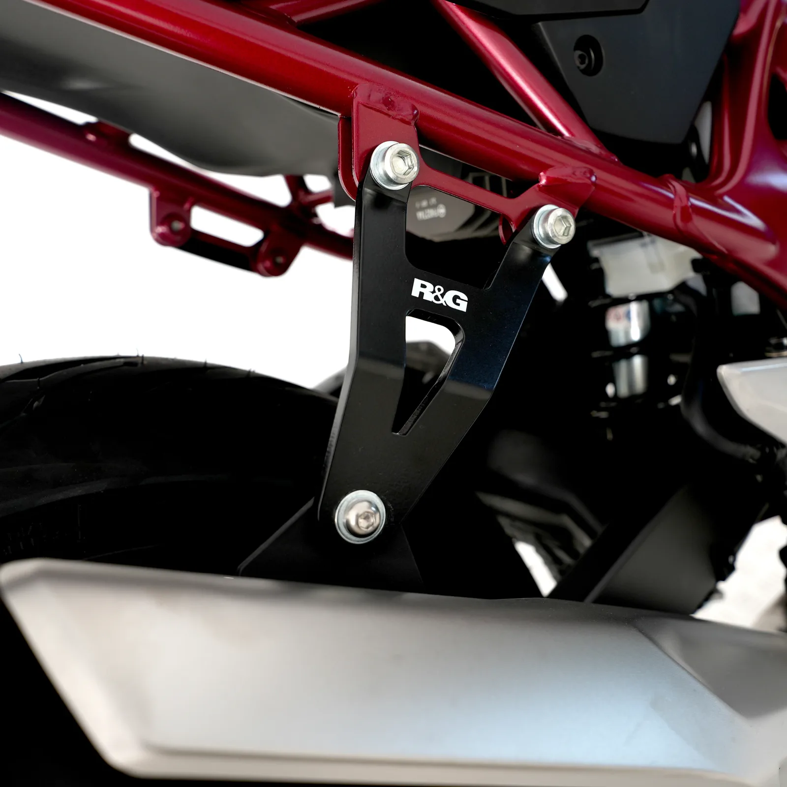 R&G Държач за ауспух (комплект) за Honda CB 750 Hornet (2023+)