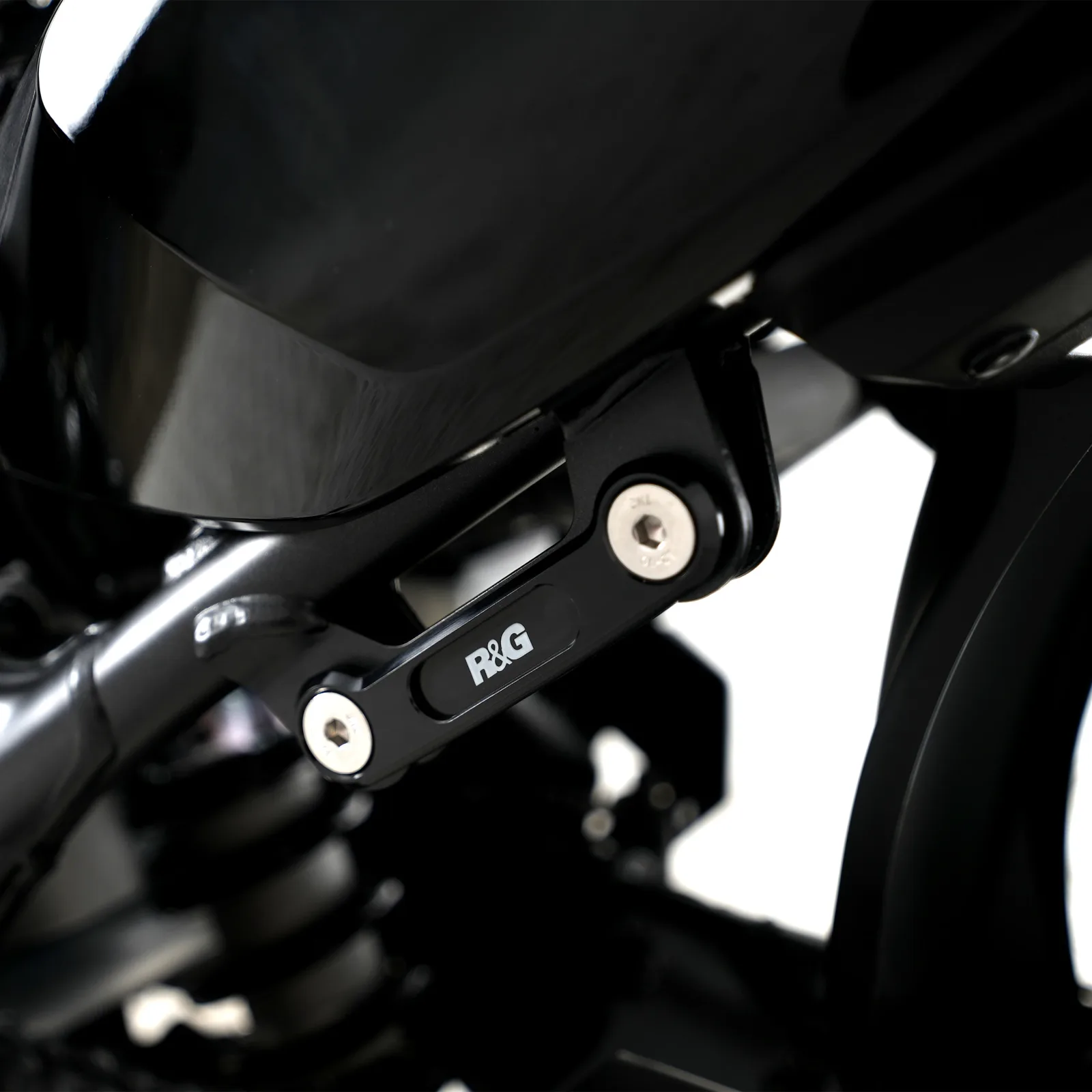 R&G Държач за ауспух (комплект) за Honda CB 750 Hornet (2023+)