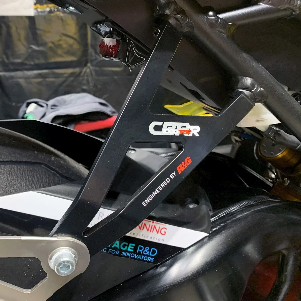 R&G Държач за ауспух (комплект) за Honda CBR 1000RR-R (2020+), CBR 1000RR-R SP (2020+)
