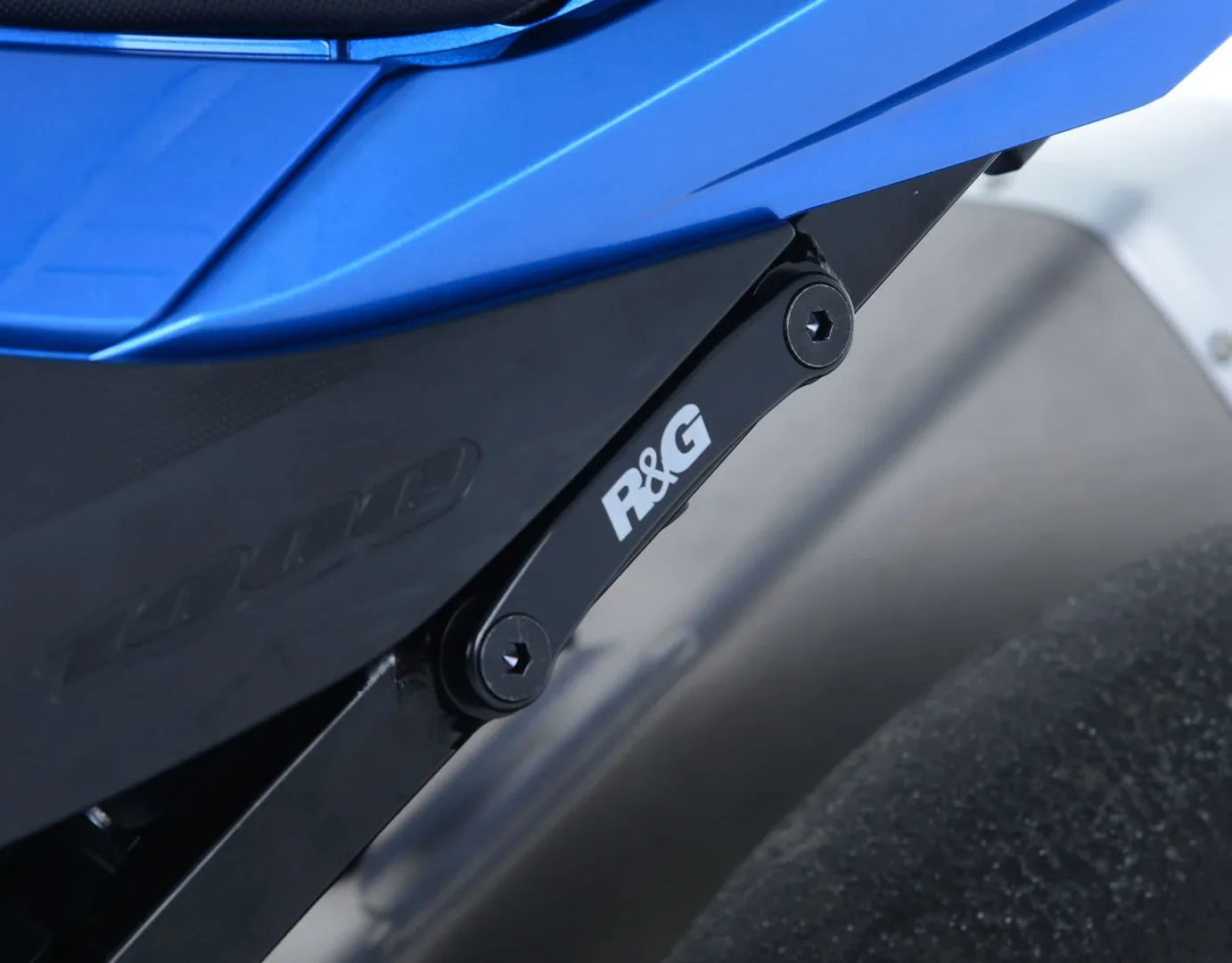 R&G Държач за ауспух (комплект) за Suzuki GSX-R 1000 (2017+), GSX-R 1000R (2017+)