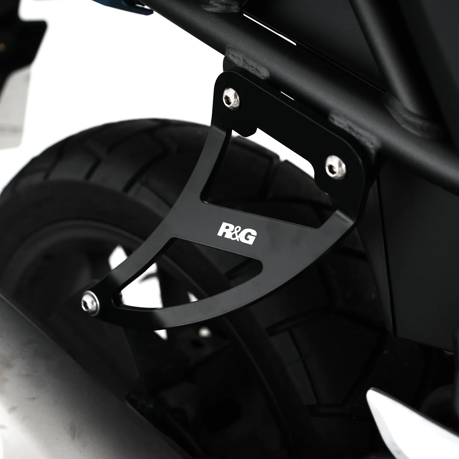 R&G Държач за ауспух за Honda CB 500X (2019–2023), NX 500 (2024+)