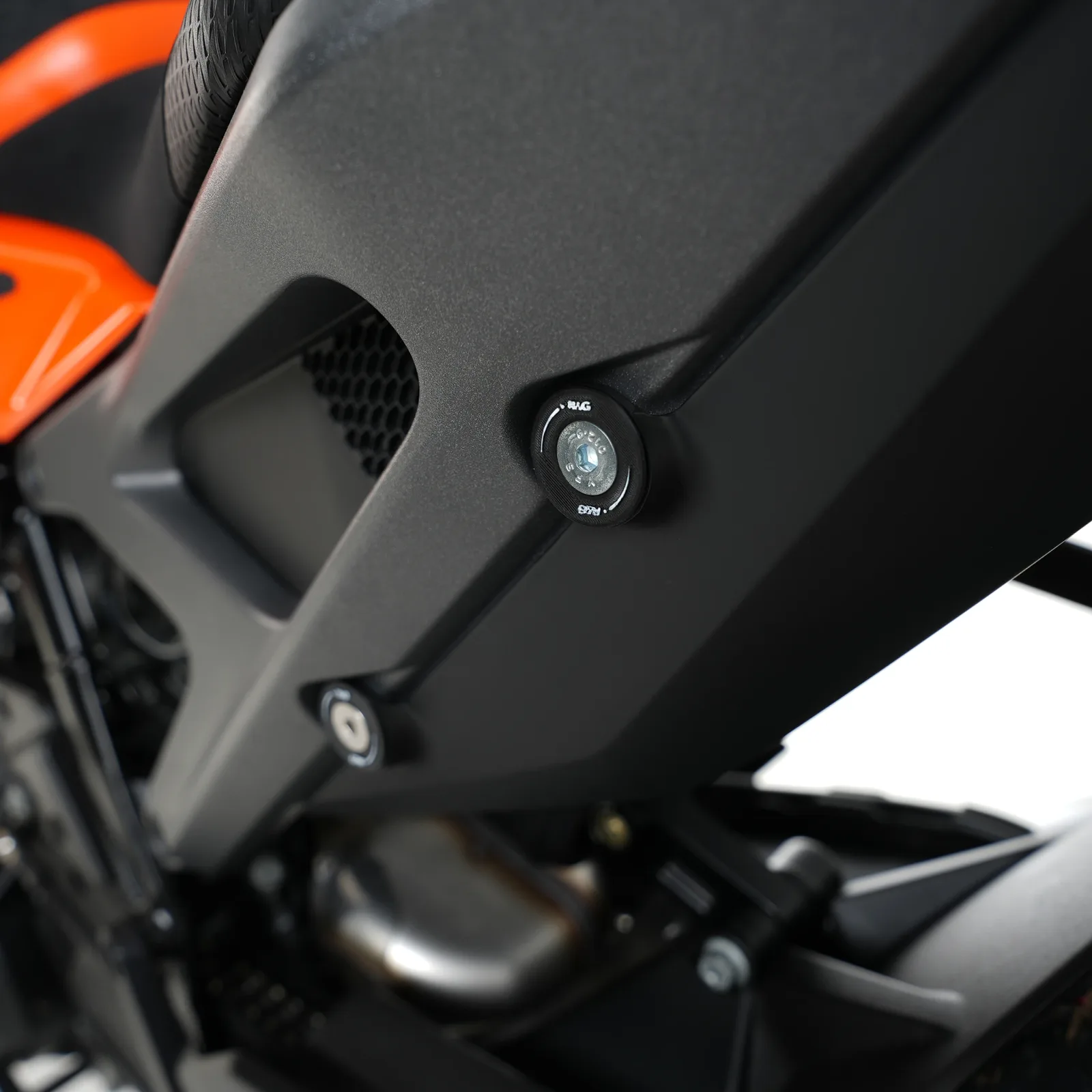 R&G Държач за ауспух за KTM 990 Duke (2024) (EH0126BKA)