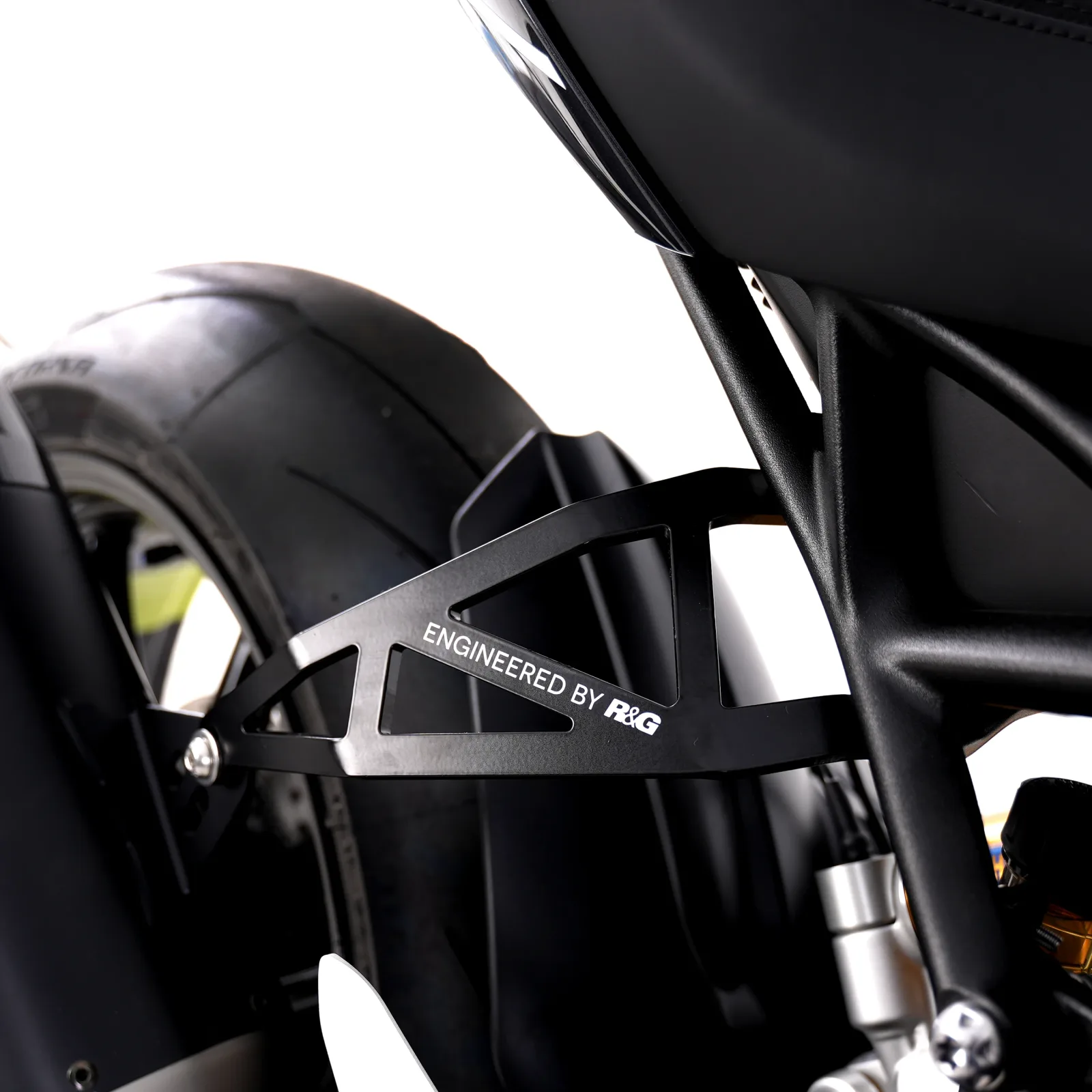 R&G Държач за ауспух за Triumph Speed Triple 1200 RS (2021+), Speed Triple 1200 RR (2022+) и др. (RG-P14293)