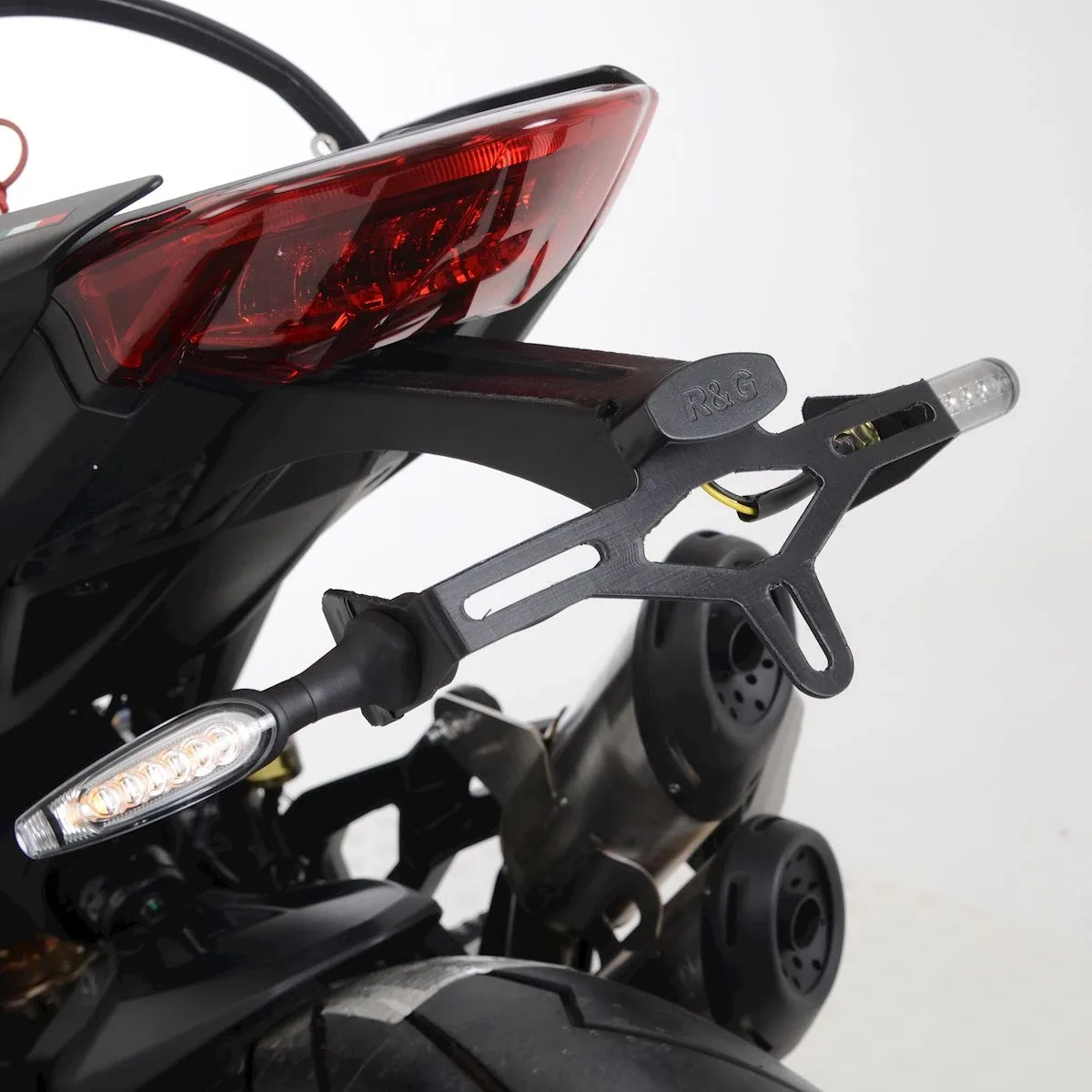 R&G Държач за номер за Ducati Monster 937 (2021–2025)