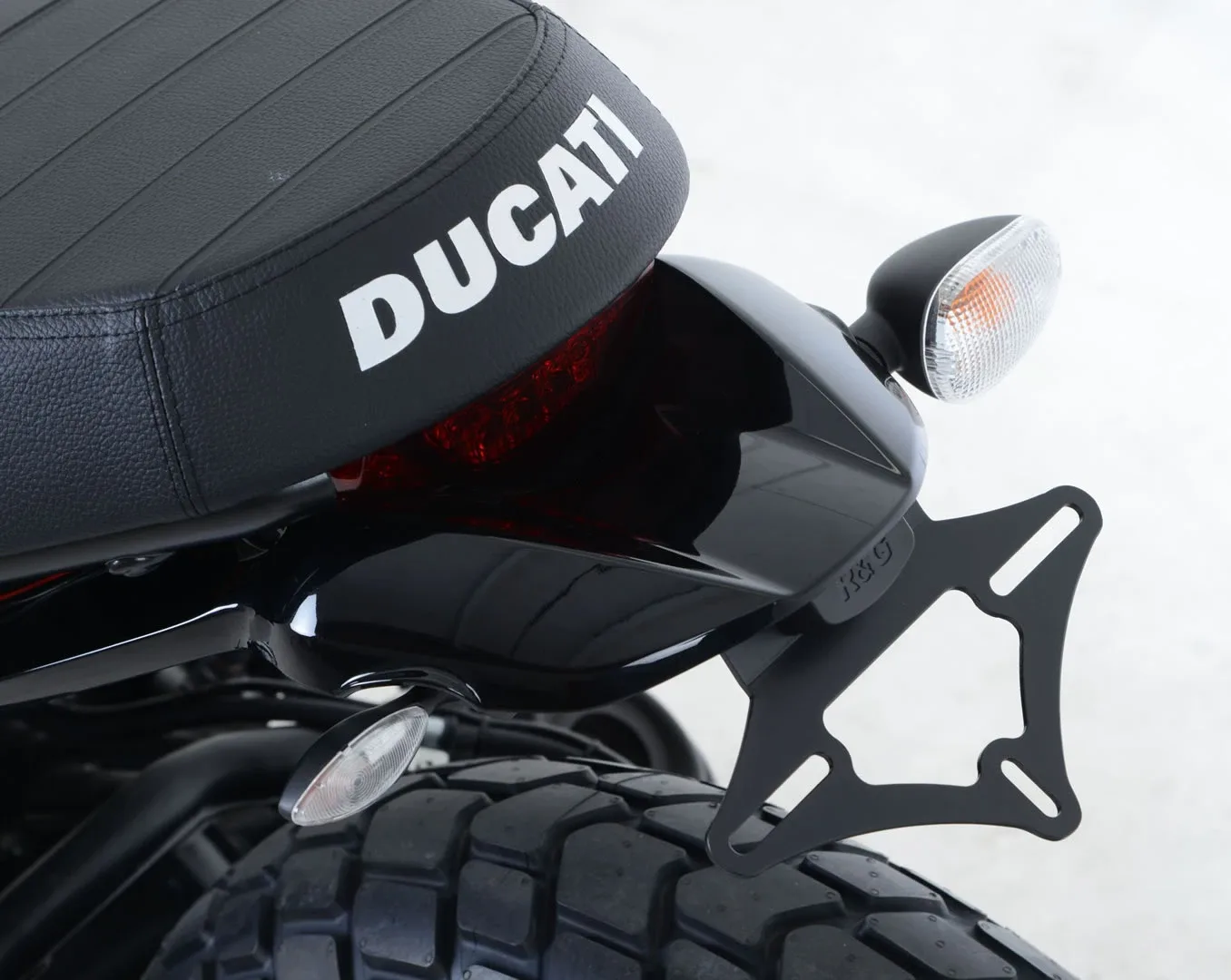 R&G Държач за номер за Ducati Scrambler Sixty2 (2016–2022)