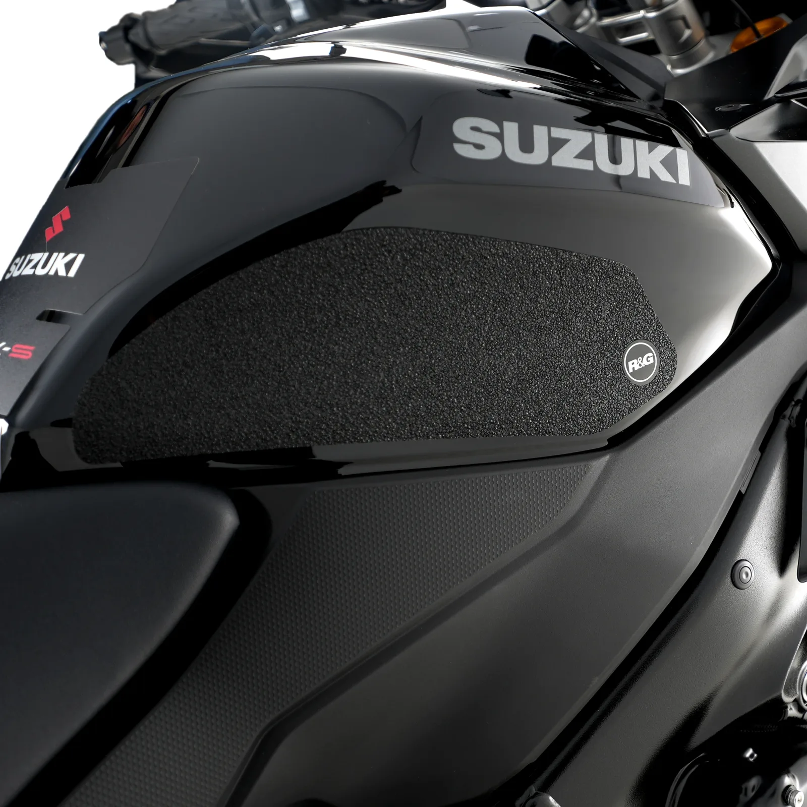 R&G Грипове за резервоар (2 части) за Suzuki GSX-S 1000 (2015–2020), GSX-S 1000F (2015–2020), GSX-S 950 (2021+) и др.