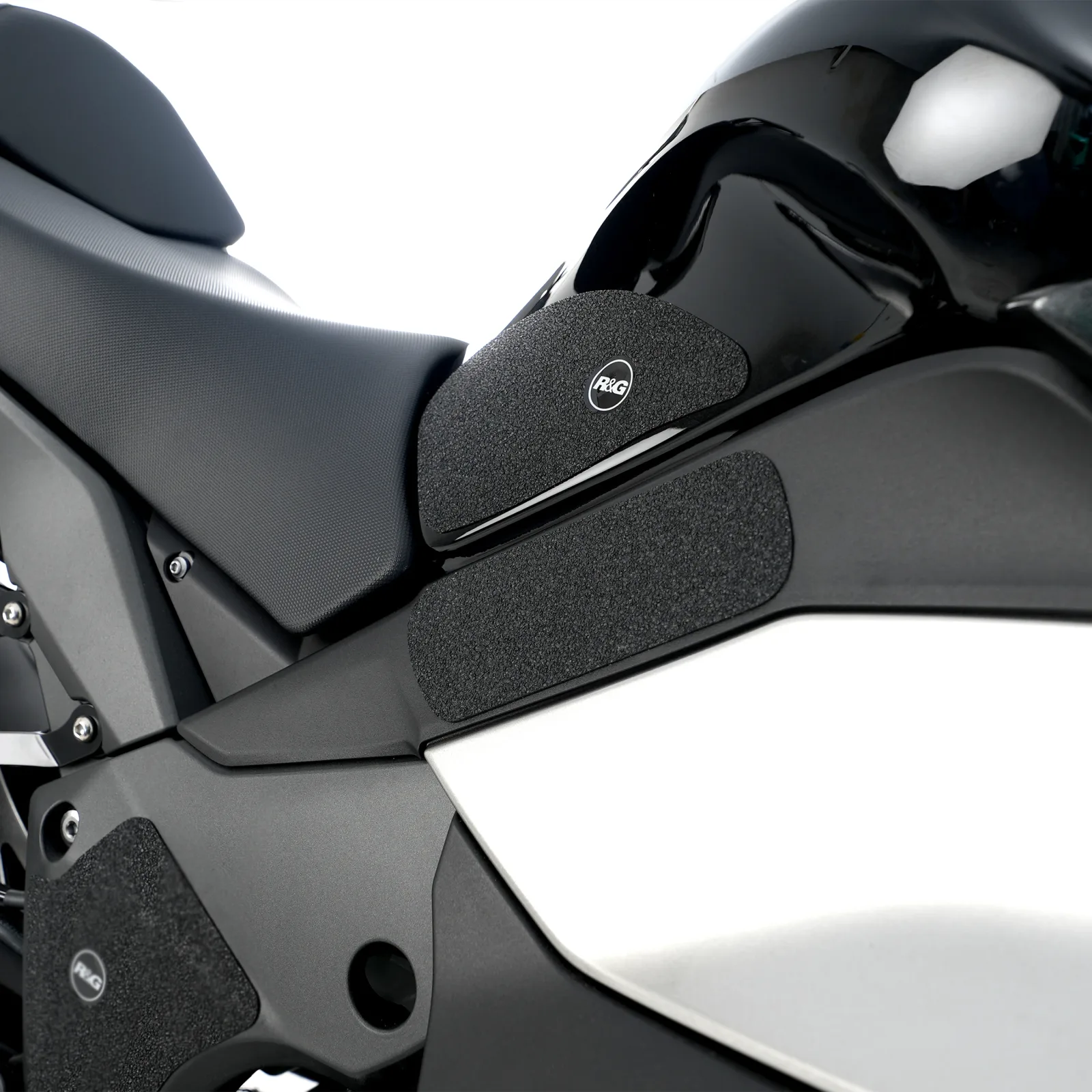 R&G Грипове за резервоар за Kawasaki Z1000SX (2011–2019), Ninja 1000SX (2020–2024), Ninja 1100SX (2025+)