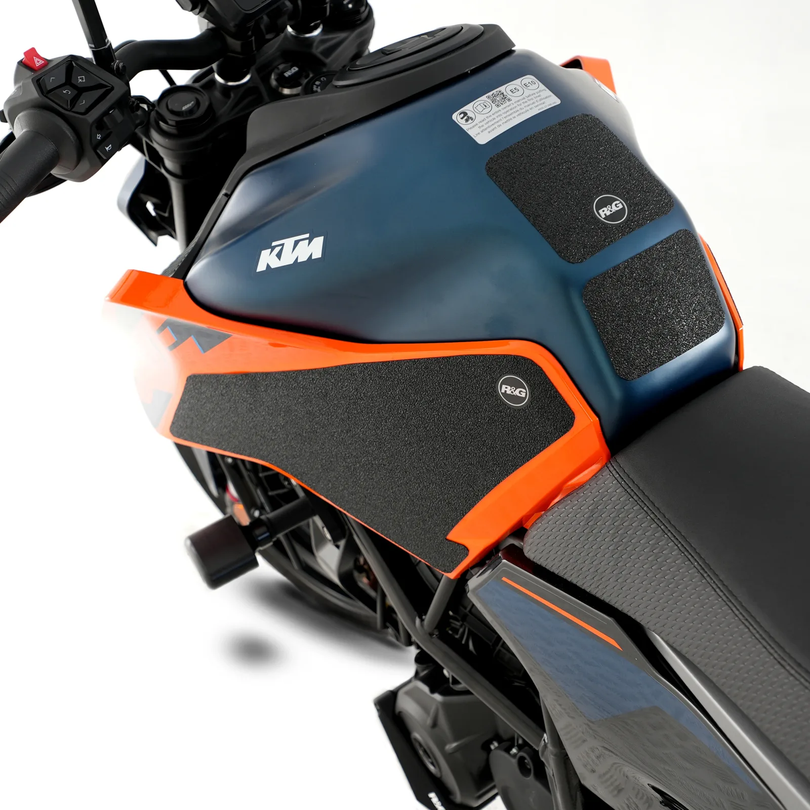 R&G Грипове за резервоар за KTM 125 Duke (2024+), 250 Duke (2024+), 390 Duke (2024–2025)