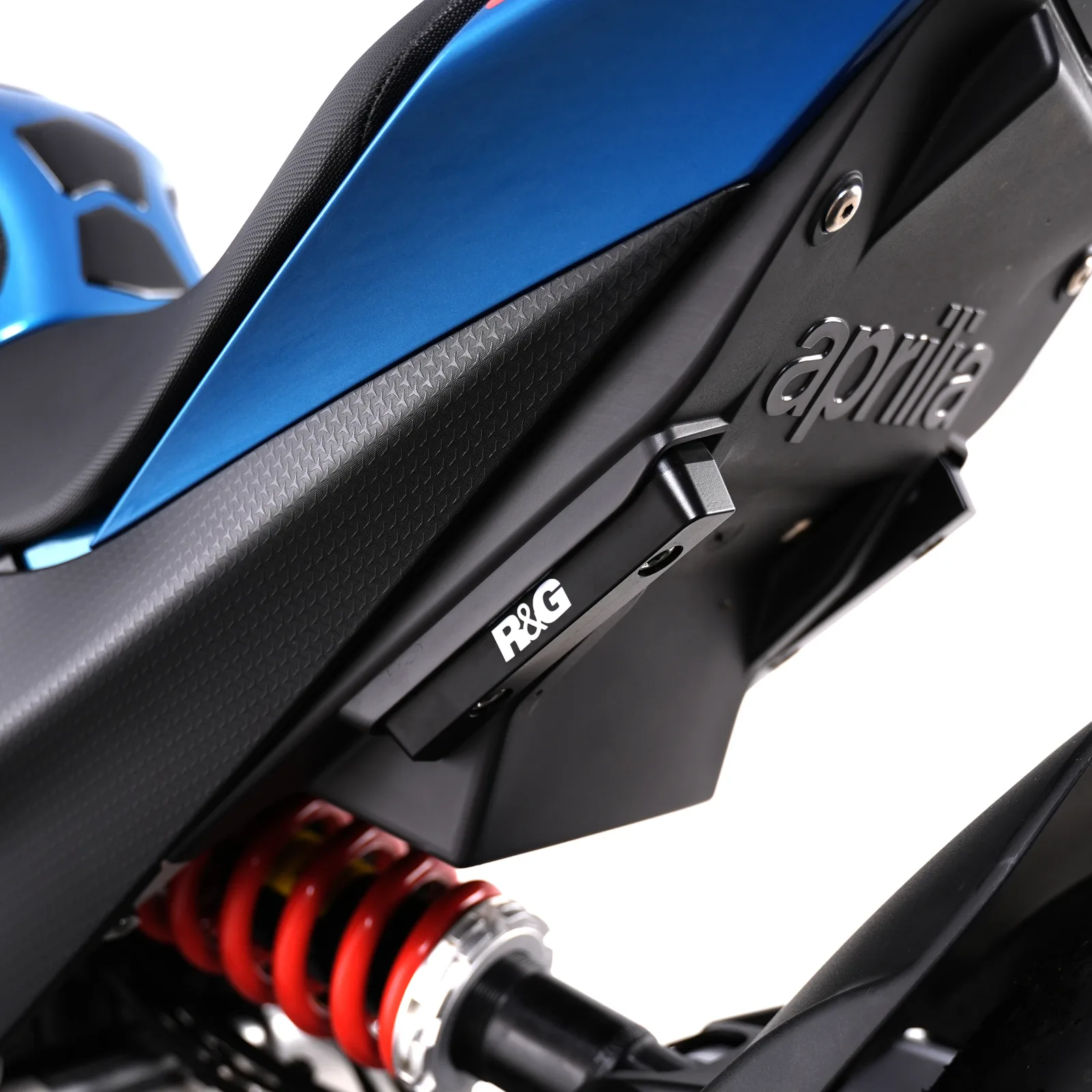R&G Капачки за степенките на пътника (чифт) за Aprilia RS 660 (2021+), Tuono 660 (2021–2024), RS 660 Factory (2022+) и др.