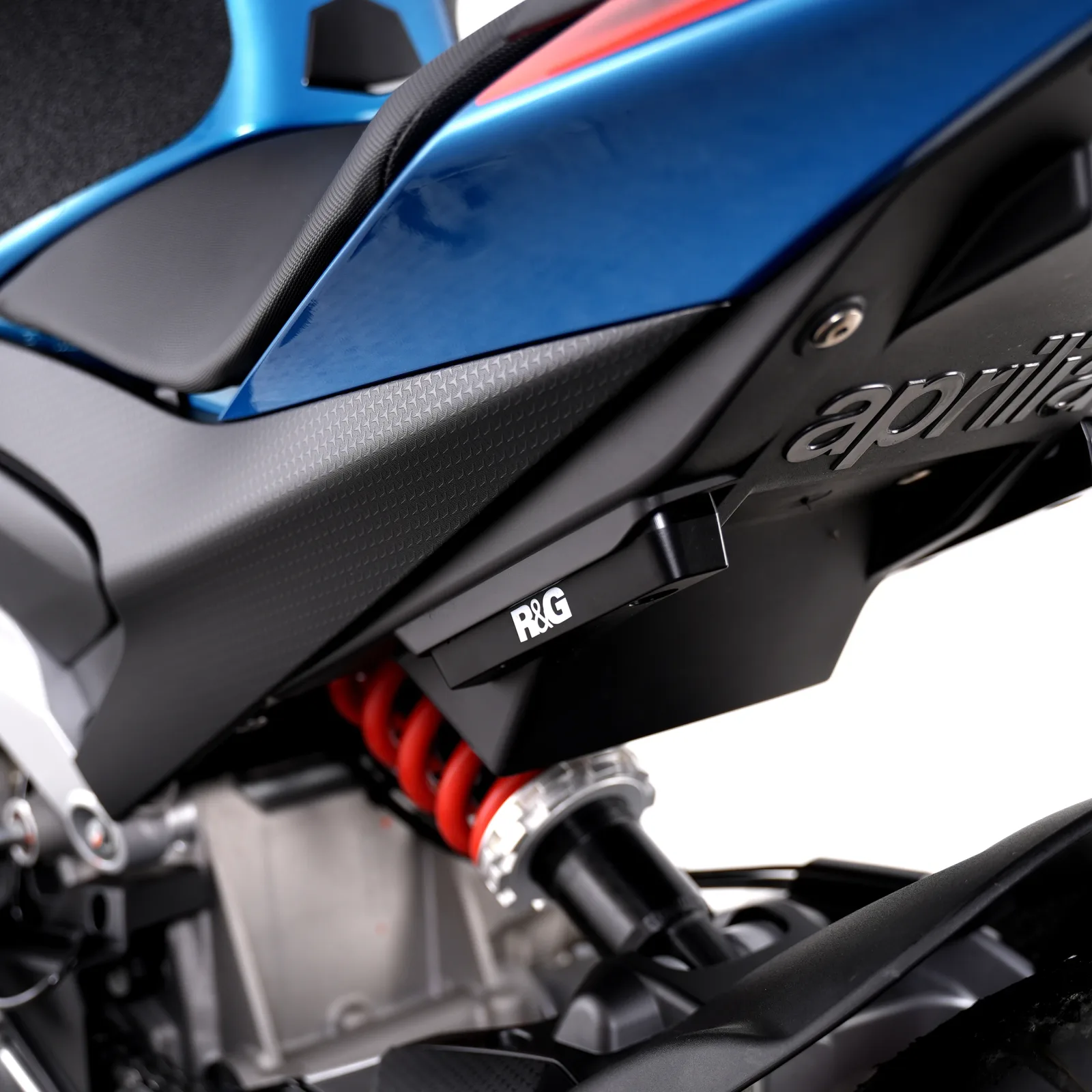 R&G Капачки за степенките на пътника (чифт) за Aprilia RS 660 (2021+), Tuono 660 (2021–2024), RS 660 Factory (2022+) и др.