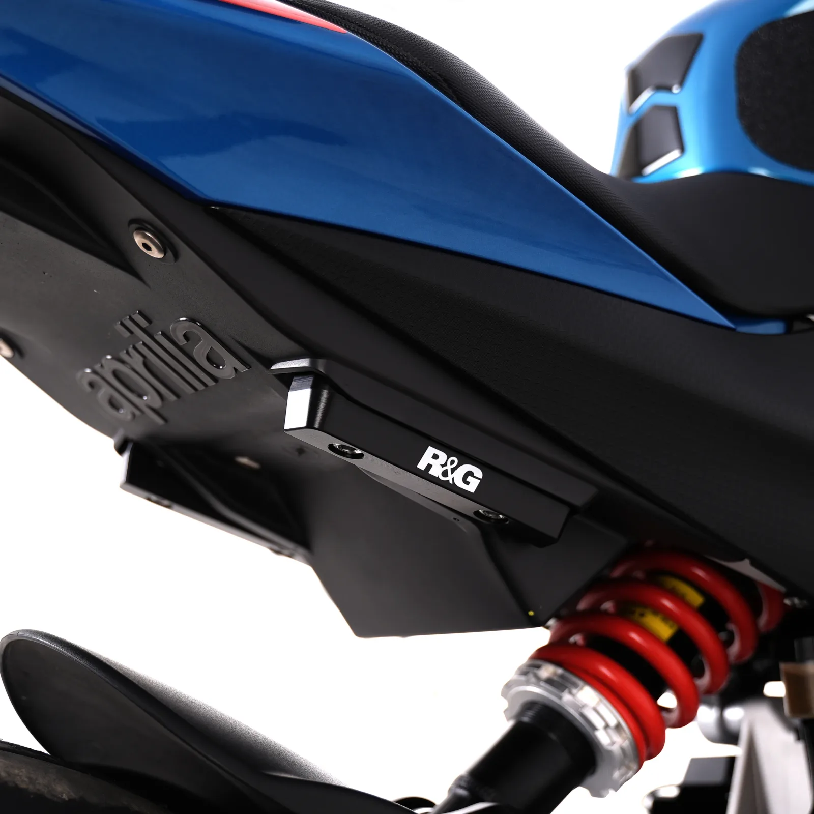 R&G Капачки за степенките на пътника (чифт) за Aprilia RS 660 (2021+), Tuono 660 (2021–2024), RS 660 Factory (2022+) и др.