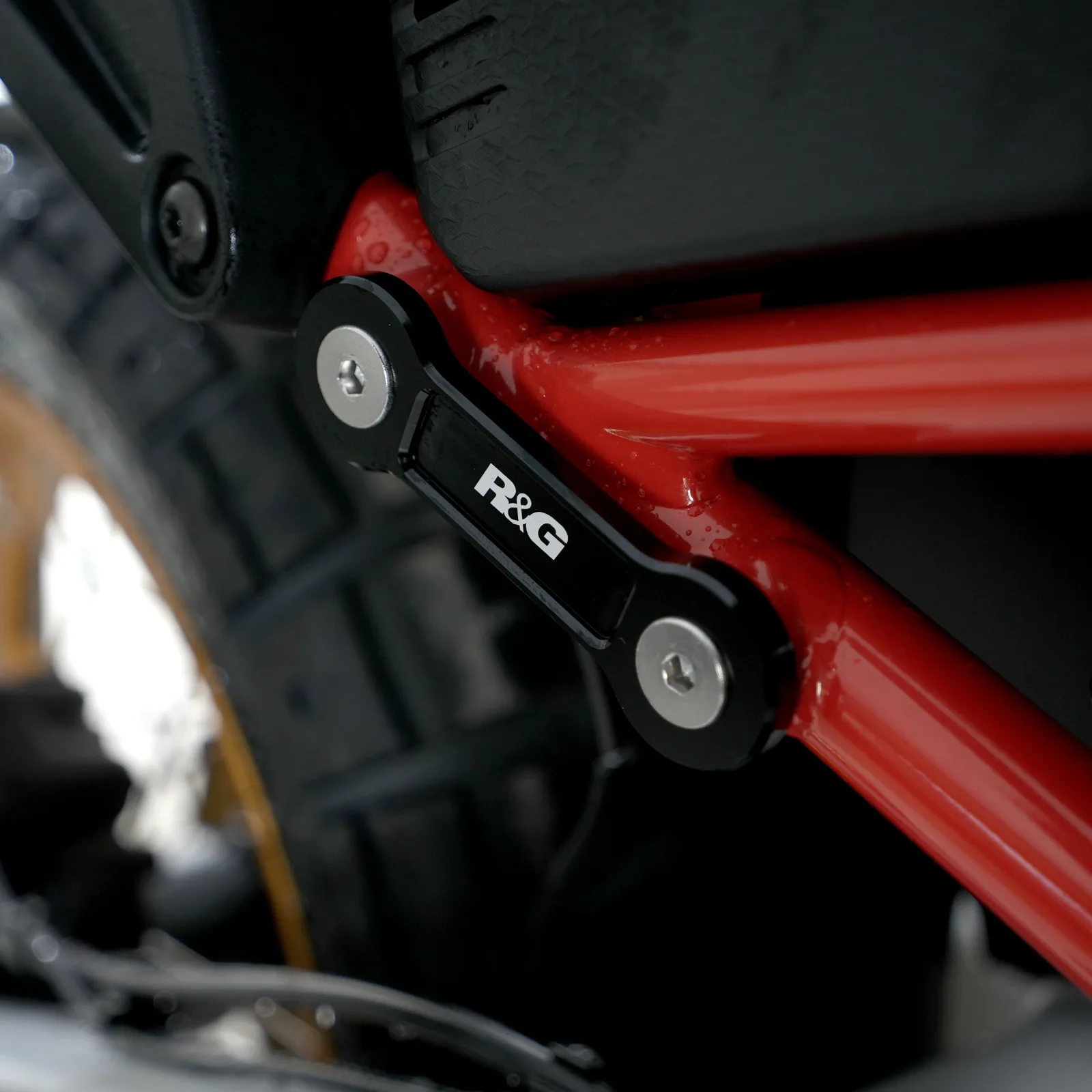 R&G Капачки за степенките на пътника (чифт) за Aprilia Tuareg 660 (2022+)