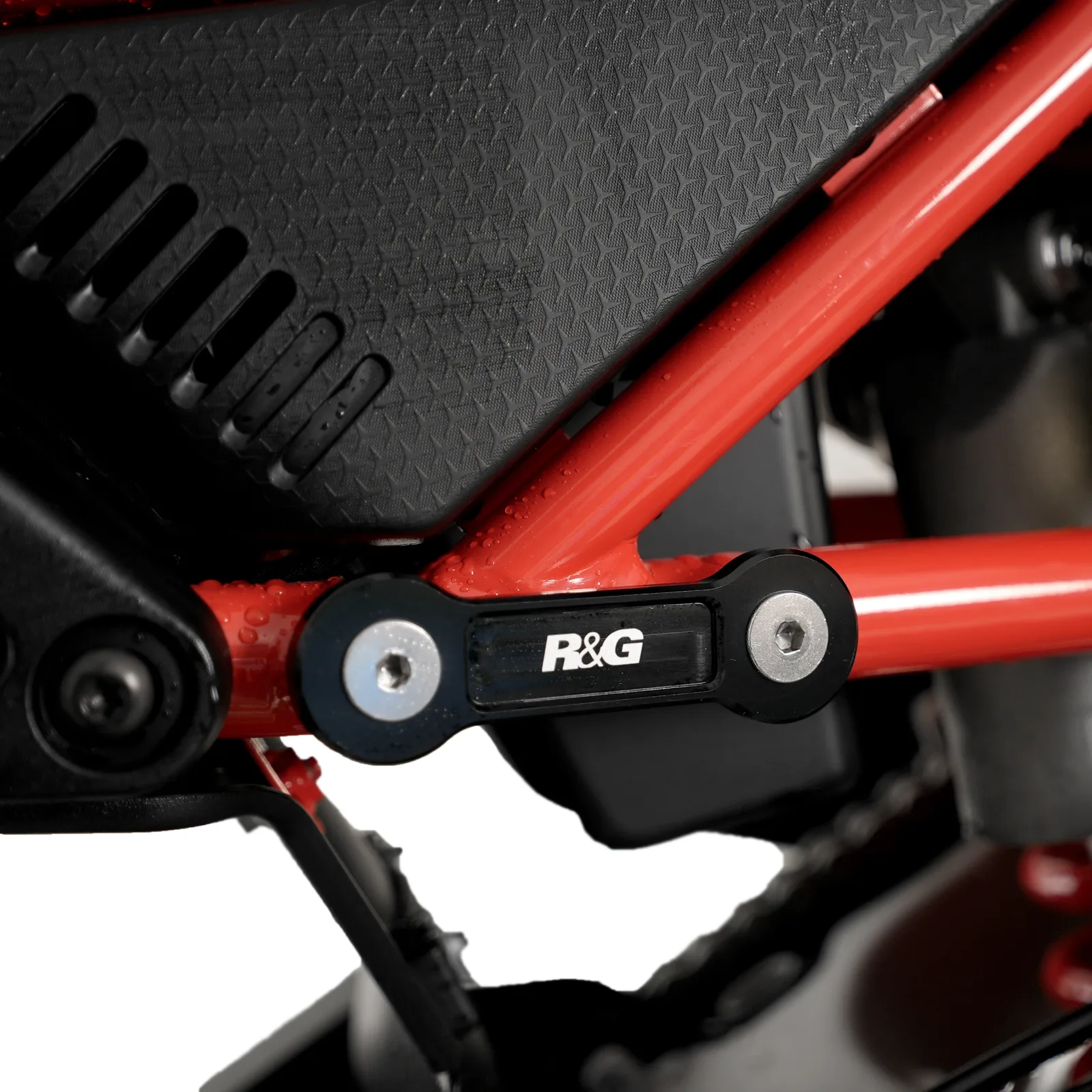 R&G Капачки за степенките на пътника (чифт) за Aprilia Tuareg 660 (2022+)