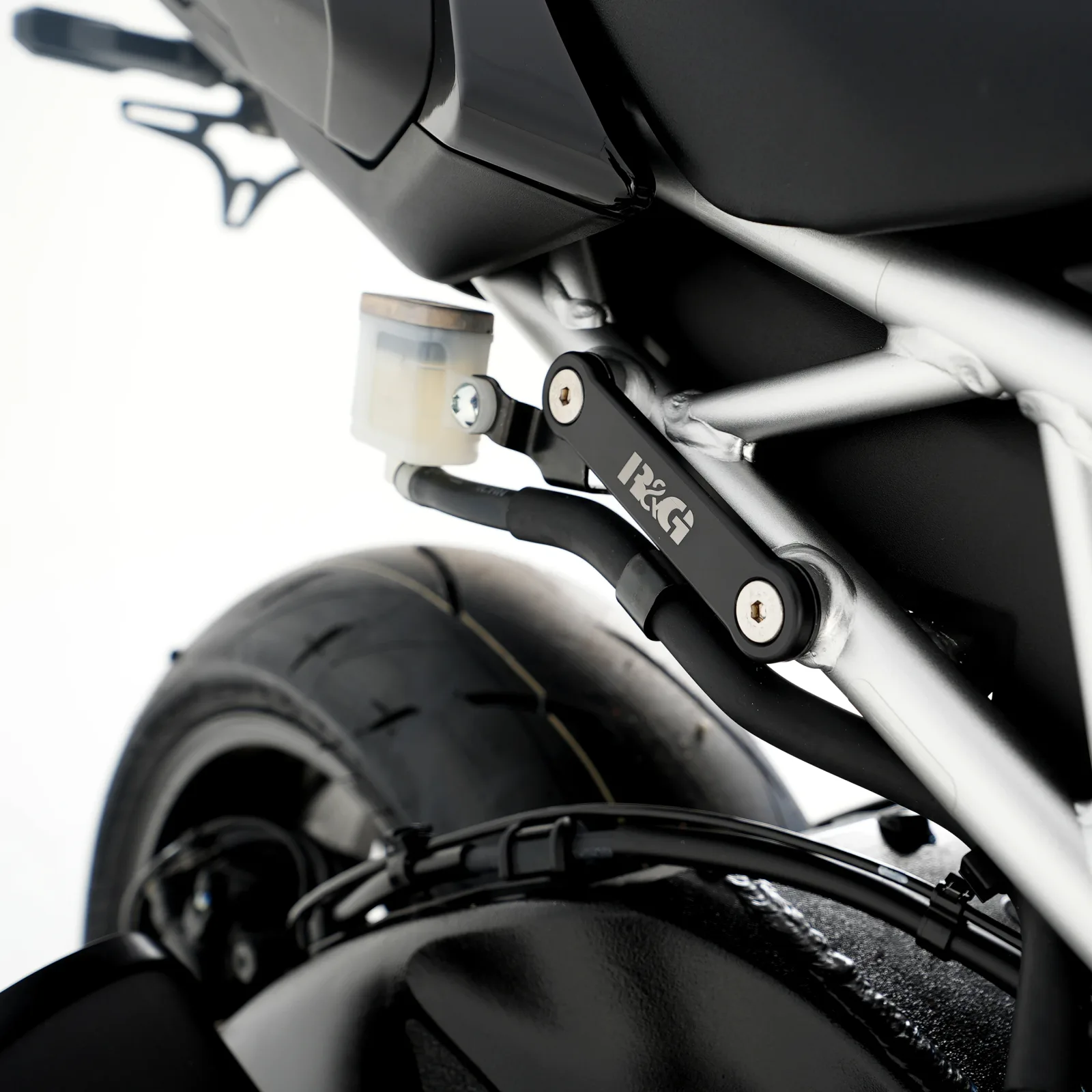 R&G Капачки за степенките на пътника (чифт) за Suzuki GSX-S 1000GT (2022+), GSX-S 1000GX (2024+)