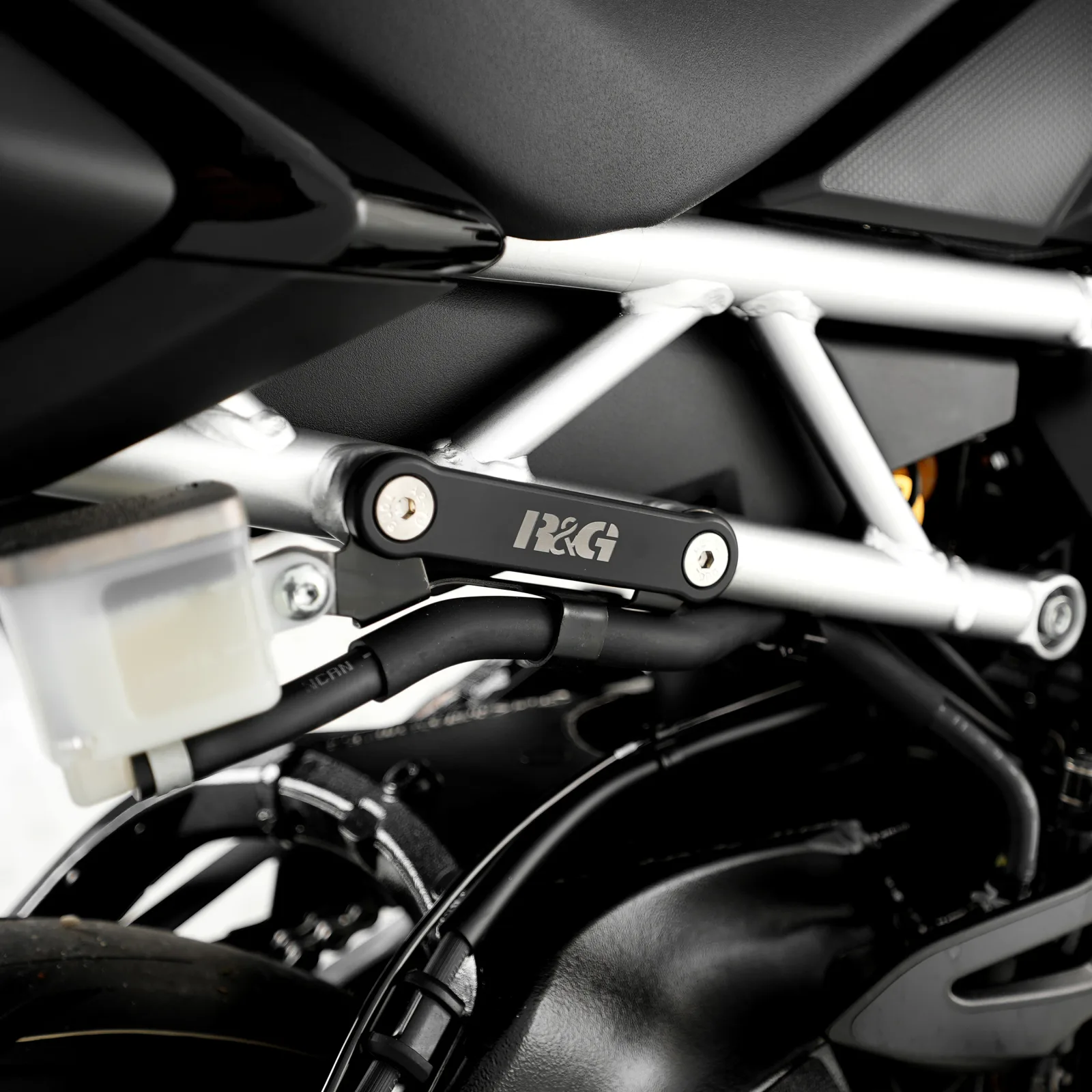 R&G Капачки за степенките на пътника (чифт) за Suzuki GSX-S 1000GT (2022+), GSX-S 1000GX (2024+)