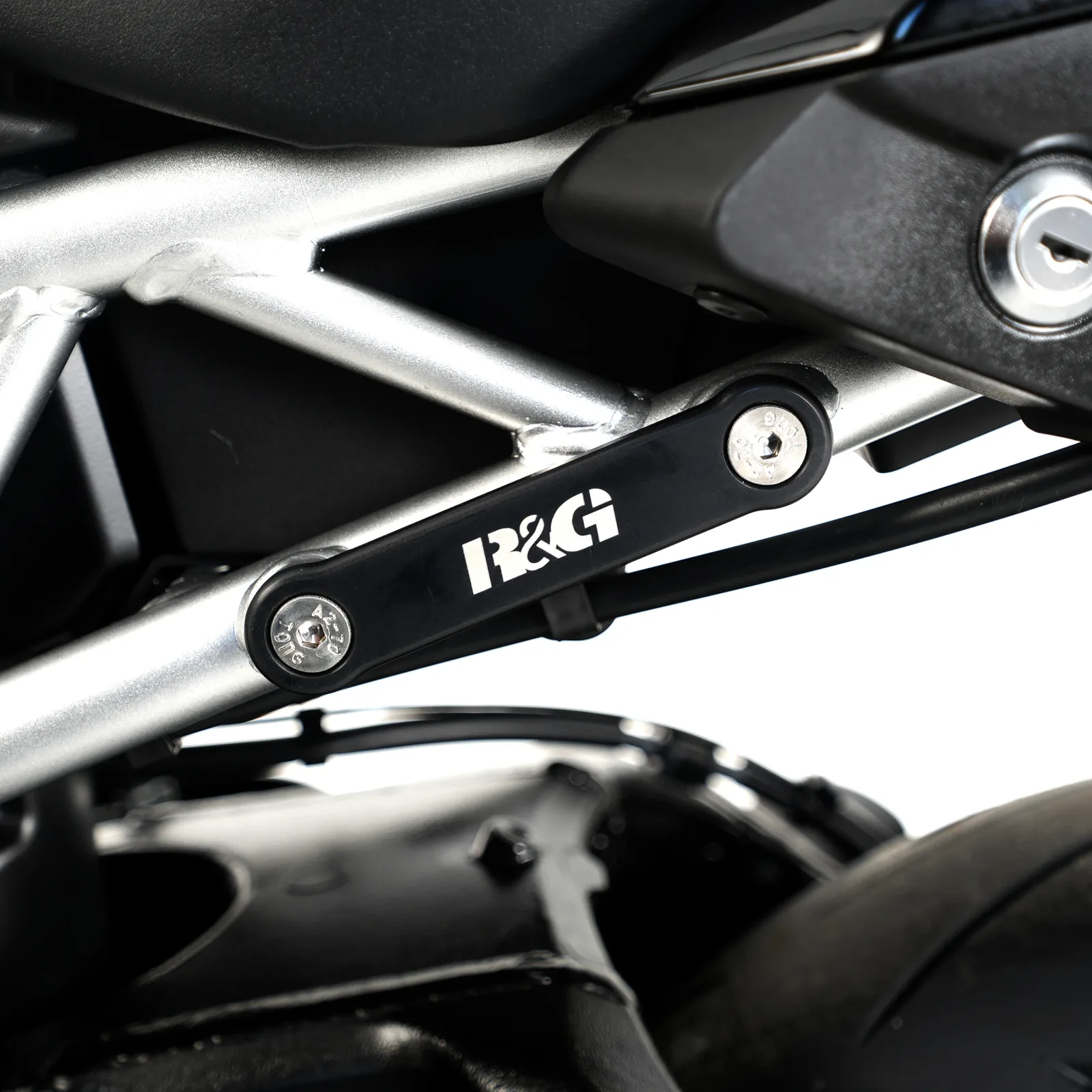 R&G Капачки за степенките на пътника (чифт) за Suzuki GSX-S 1000GT (2022+), GSX-S 1000GX (2024+)