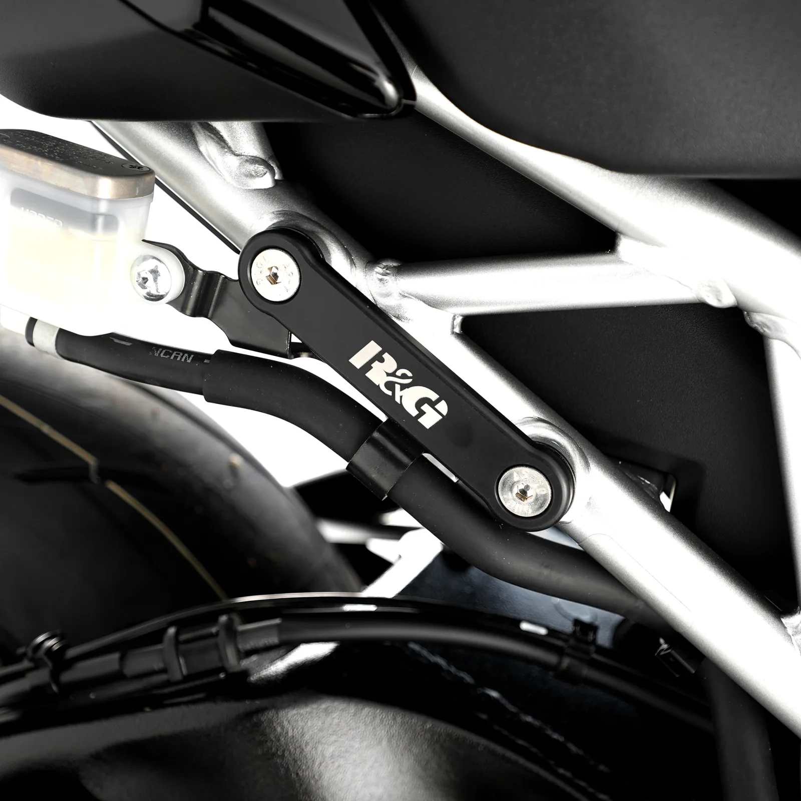 R&G Капачки за степенките на пътника (чифт) за Suzuki GSX-S 1000GT (2022+), GSX-S 1000GX (2024+)