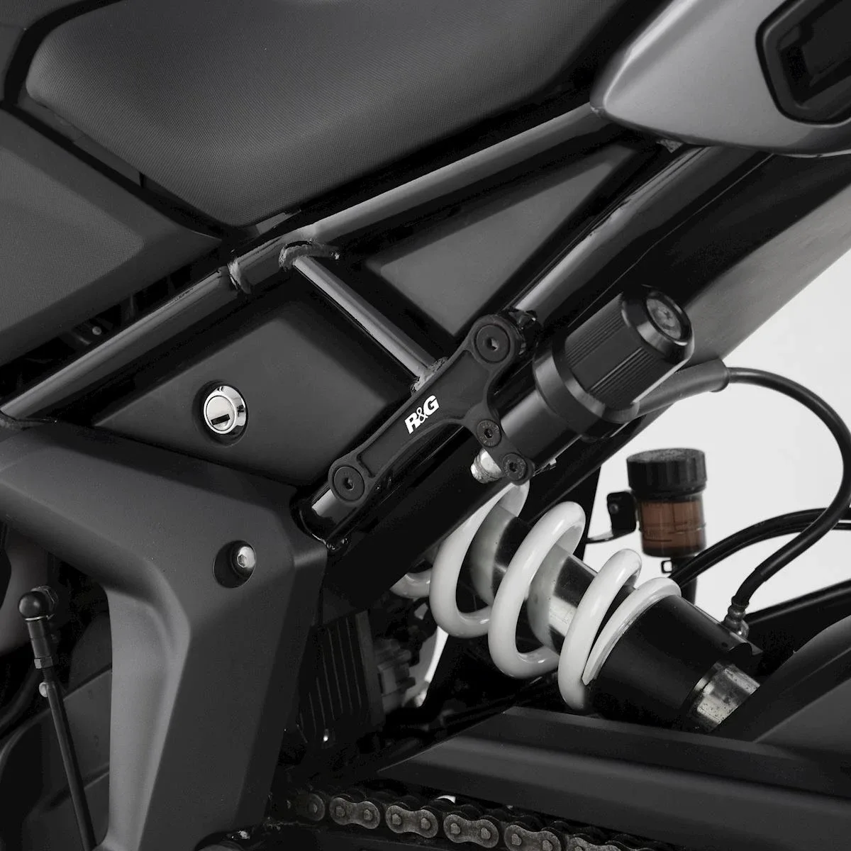 R&G Капачки за степенките на пътника (чифт) за Triumph Tiger Sport 660 (2022–2024)