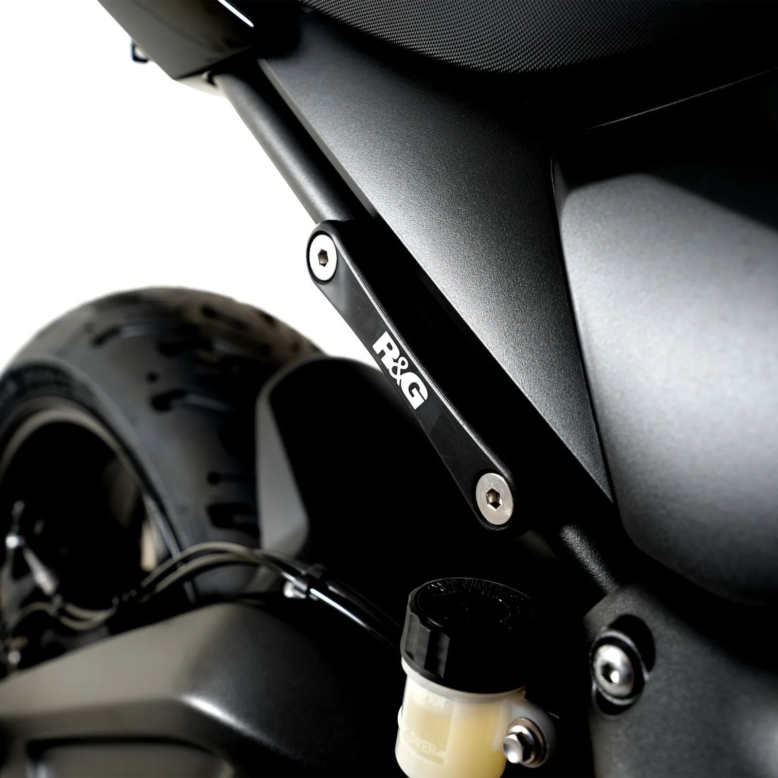 R&G Капачки за степенките на пътника (чифт) за Triumph Trident 660 (2026+)