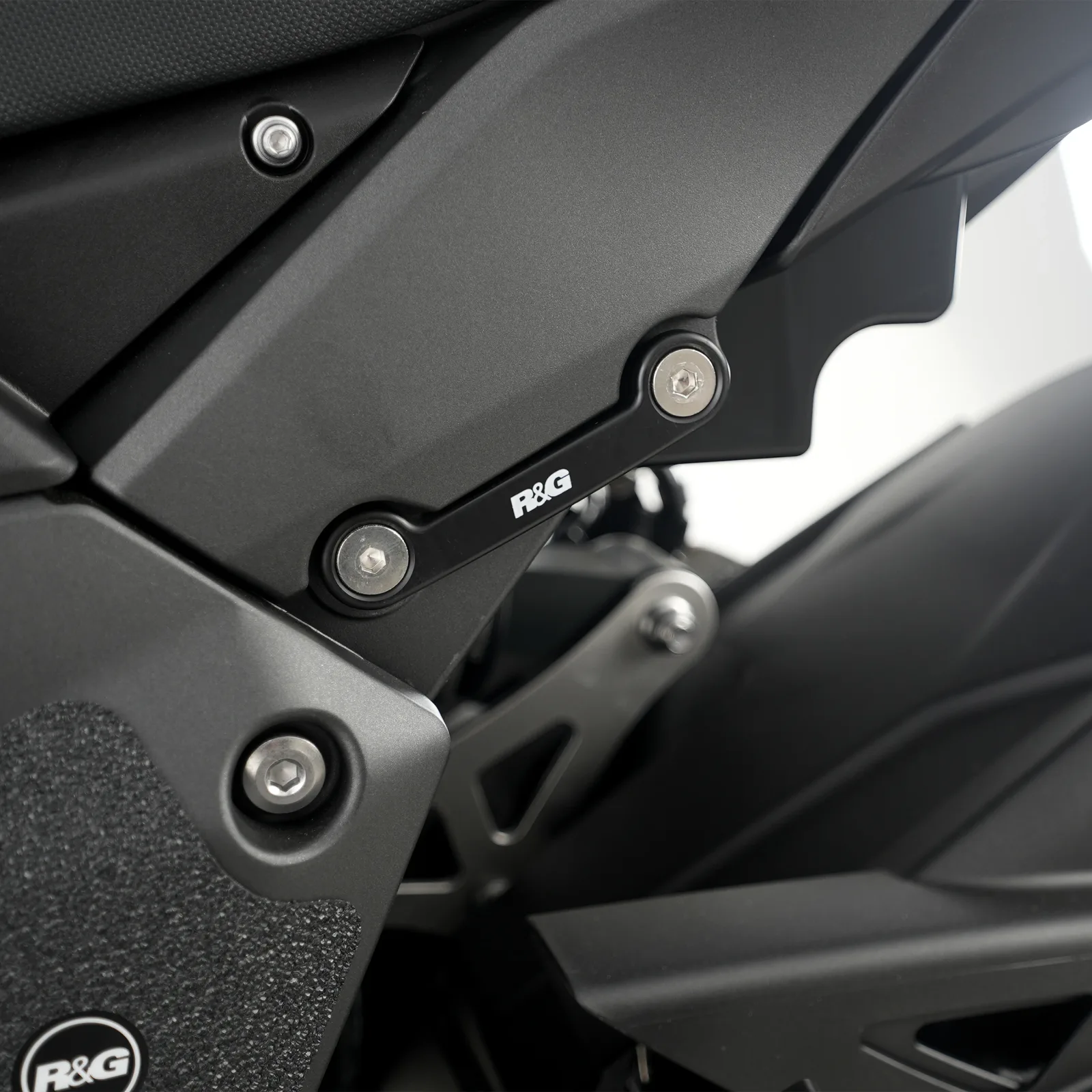 R&G Капачки за степенките на пътника (лява страна) за Kawasaki Ninja 1000SX (2020–2024), KLR 650 (2022+), Ninja 1100SX (2025+), Z1100 (2026+)