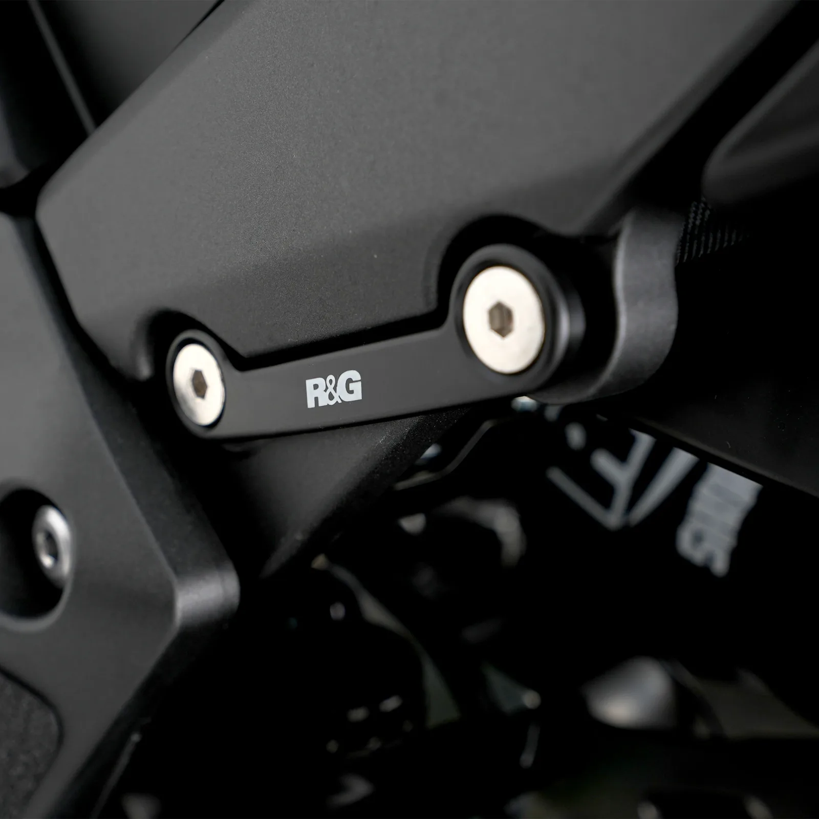 R&G Капачки за степенките на пътника (лява страна) за Kawasaki Ninja 1000SX (2020–2024), KLR 650 (2022+), Ninja 1100SX (2025+), Z1100 (2026+)