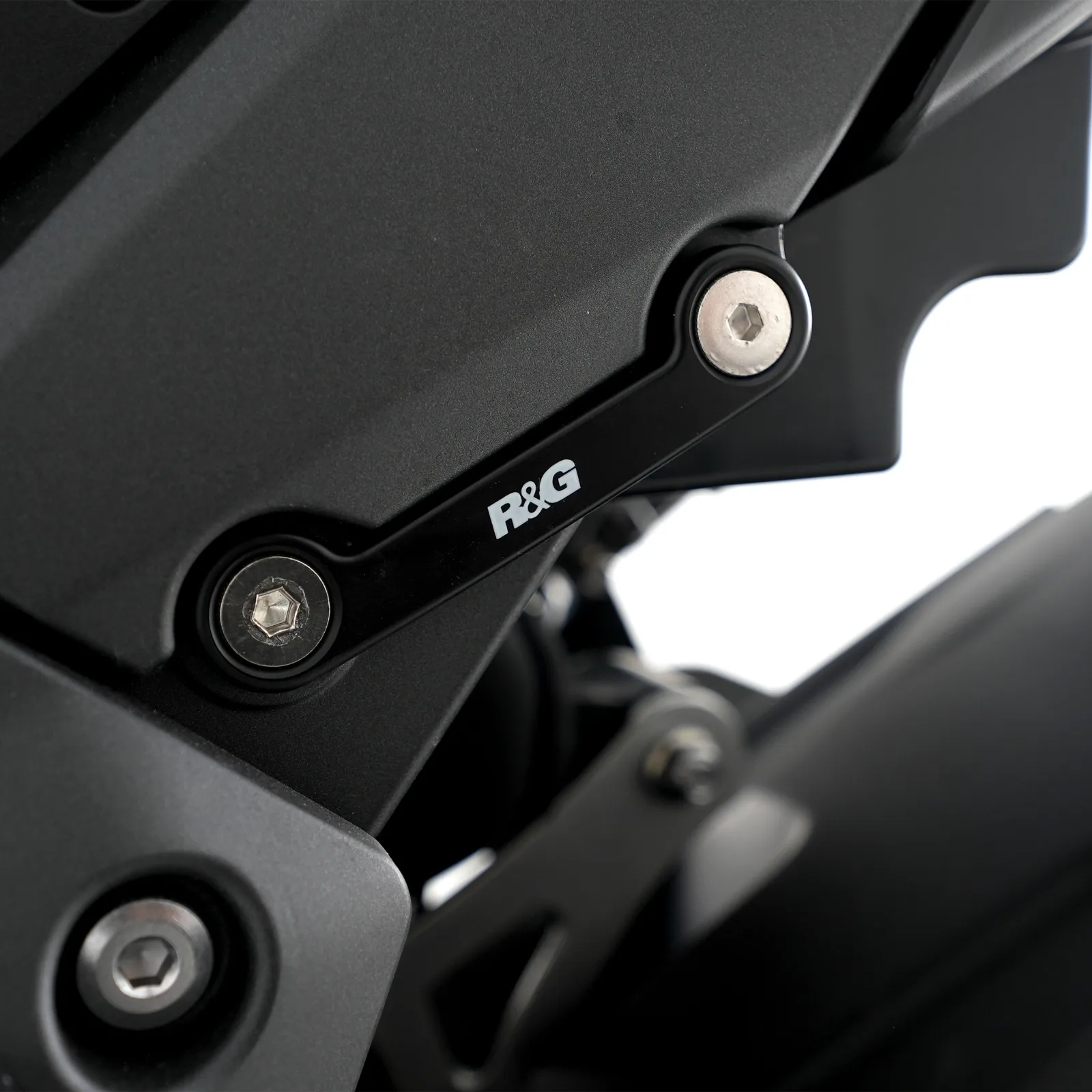 R&G Капачки за степенките на пътника (лява страна) за Kawasaki Ninja 1000SX (2020–2024), KLR 650 (2022+), Ninja 1100SX (2025+), Z1100 (2026+)