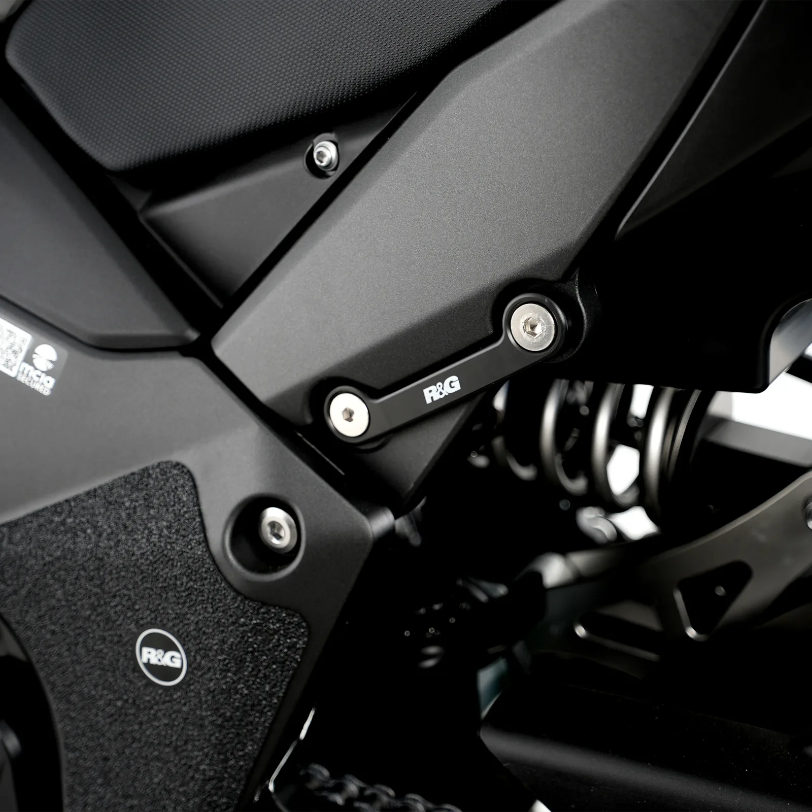 R&G Капачки за степенките на пътника (лява страна) за Kawasaki Ninja 1000SX (2020–2024), KLR 650 (2022+), Ninja 1100SX (2025+), Z1100 (2026+)