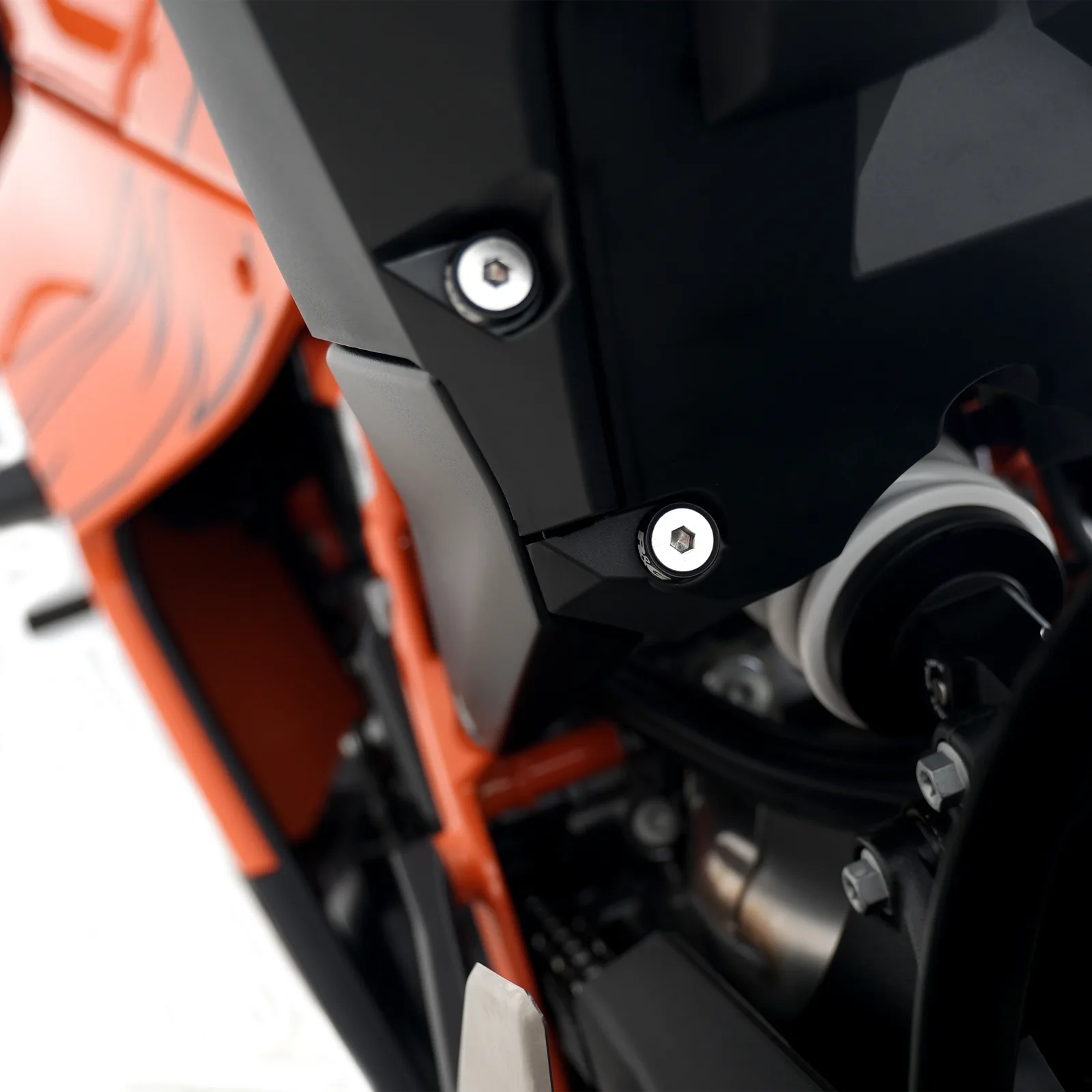 R&G Капачки за степенките на пътника (лява страна) за KTM 990 RC R (2026+), 790 Duke (2026+)