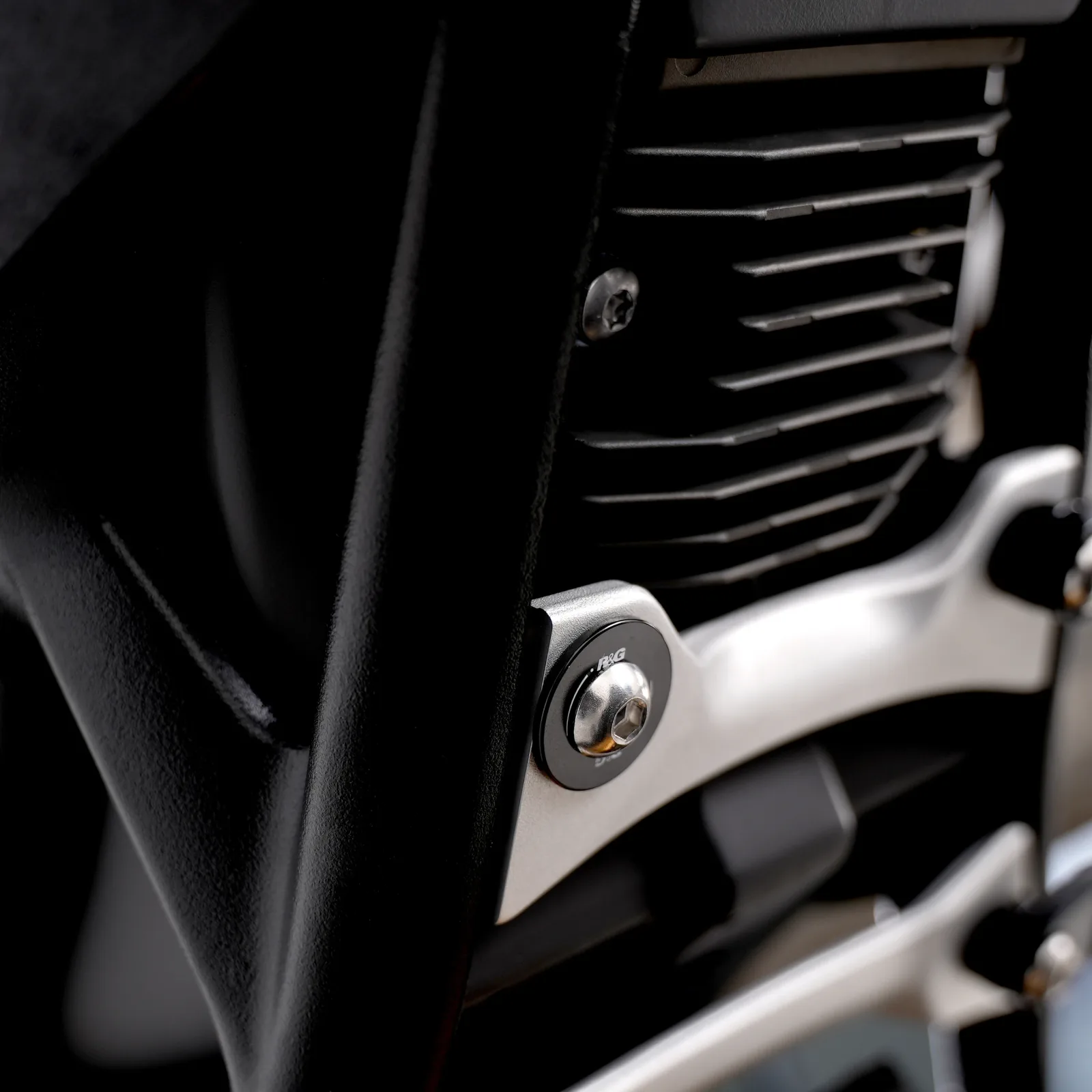 R&G Капачки за степенките на пътника (лява страна) за Triumph Speed Triple 1200 RS (2021+), Speed Triple 1200 RR (2022+) и др.
