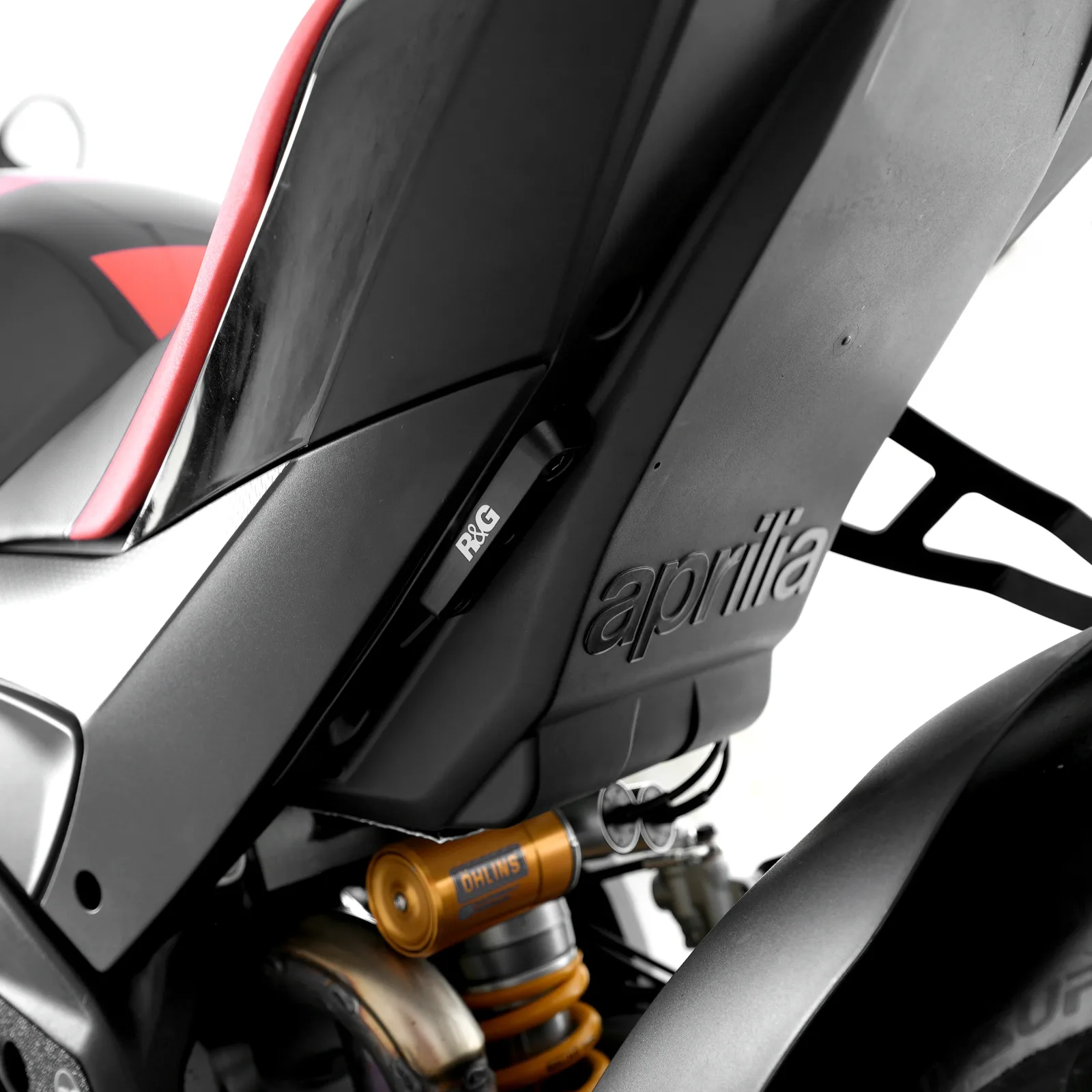 R&G Капачки за степенките на пътника за Aprilia RSV4 R (2009–2014), RSV4 Factory (2009+), Tuono V4 R (2011–2014) и др.