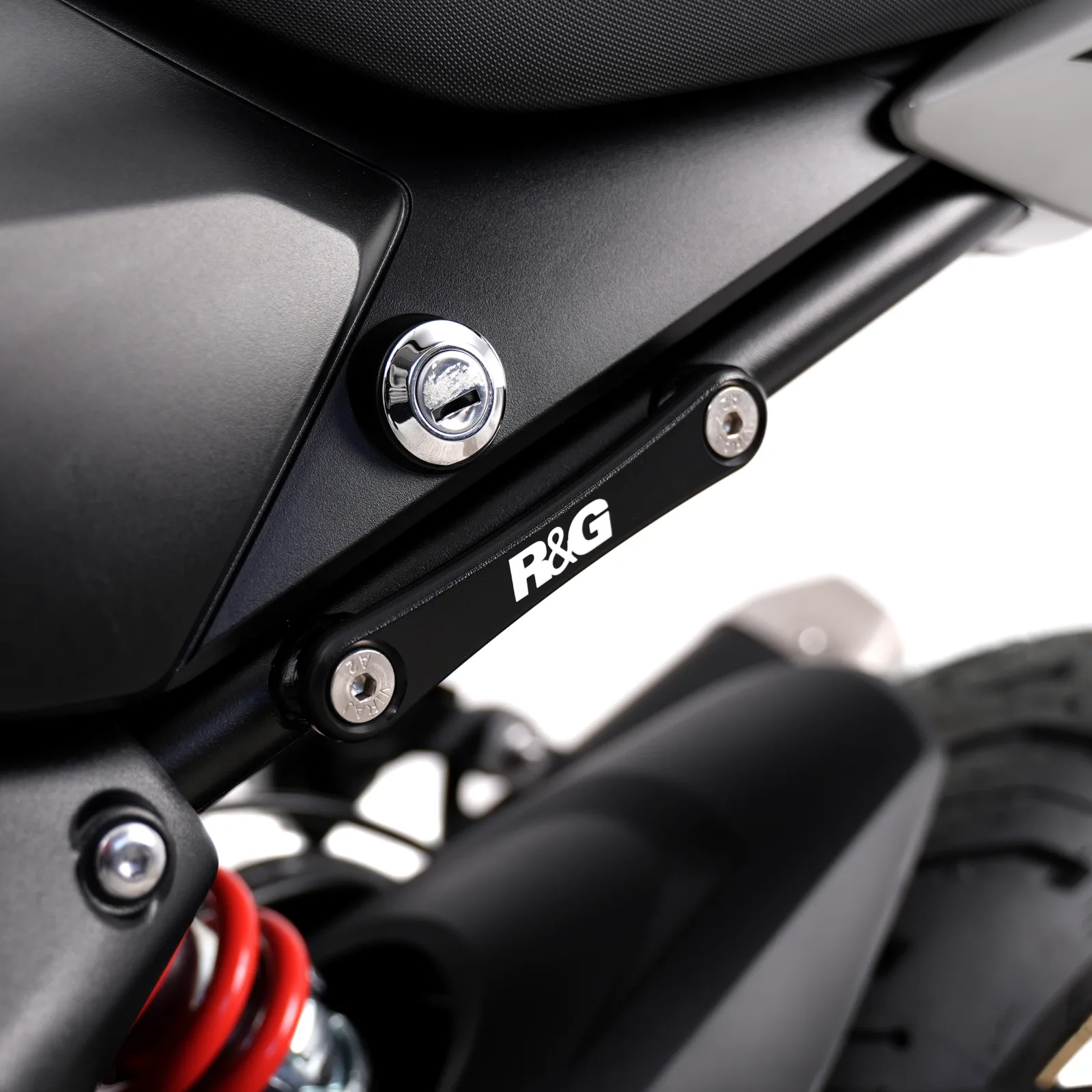 R&G Капачки за степенките на пътника за BMW S 1000 XR (2015–2019), Triumph Trident 660 (2021–2025), Daytona 660 (2024+) и др.