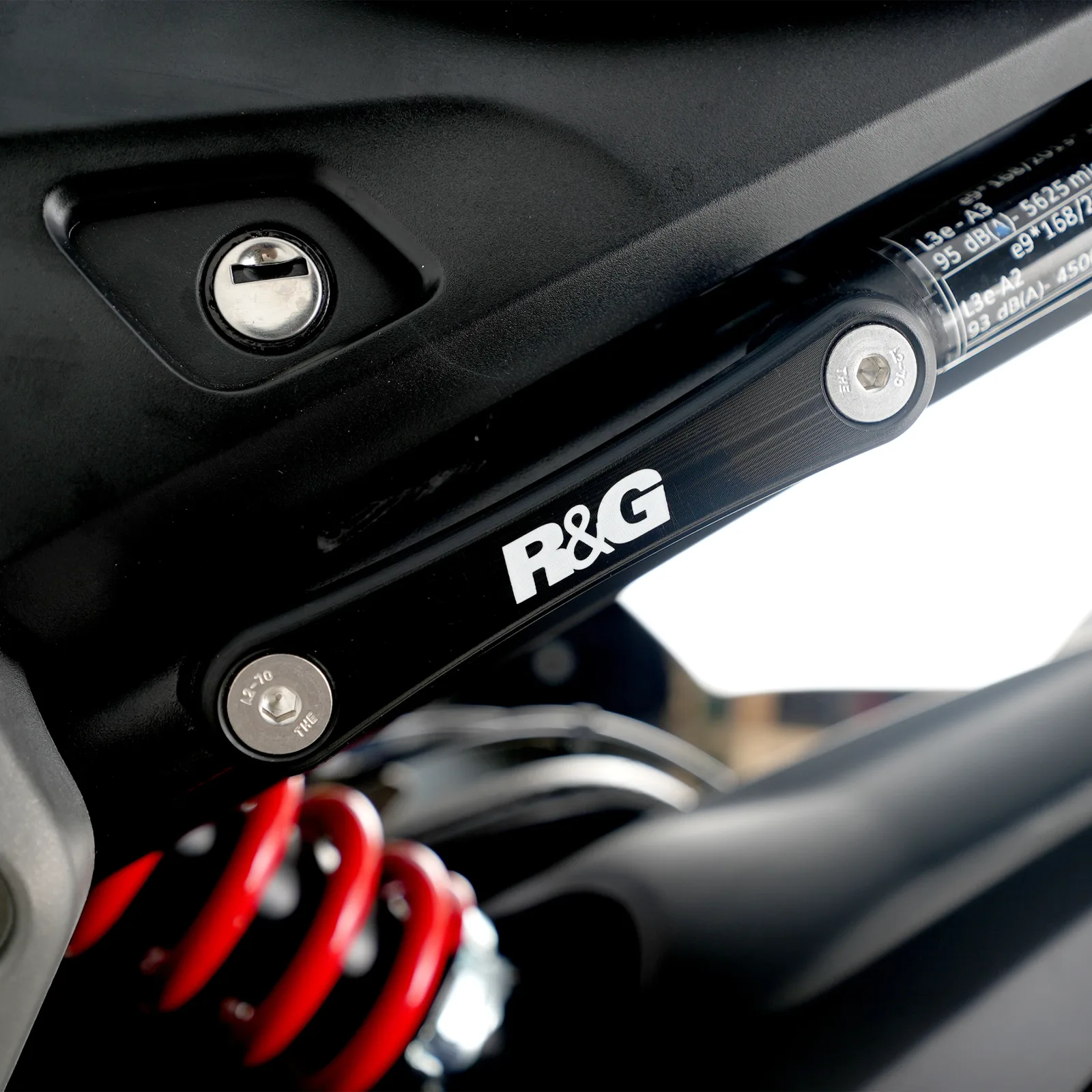 R&G Капачки за степенките на пътника за BMW S 1000 XR (2015–2019), Triumph Trident 660 (2021–2025), Daytona 660 (2024+) и др.