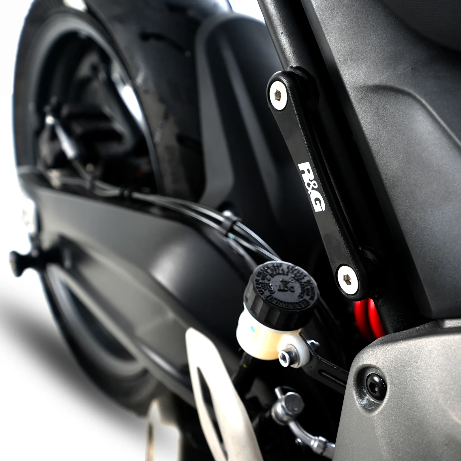 R&G Капачки за степенките на пътника за BMW S 1000 XR (2015–2019), Triumph Trident 660 (2021–2025), Daytona 660 (2024+) и др.